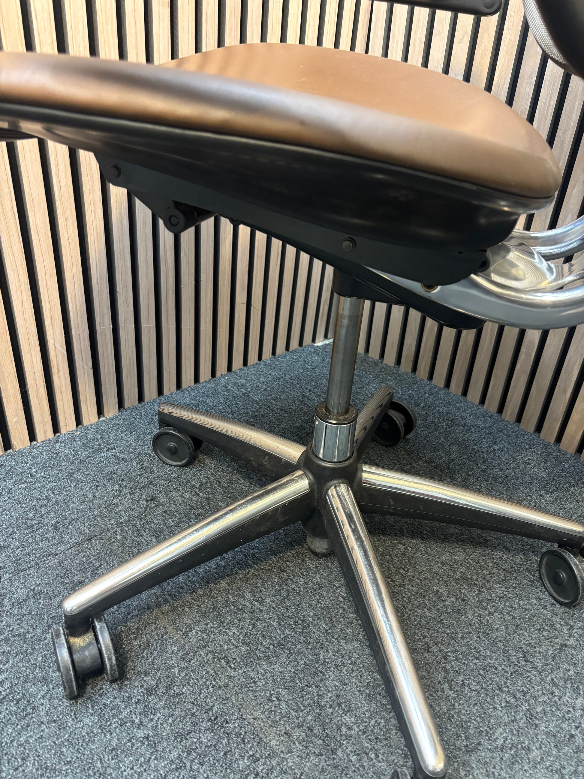 Humanscale Libery task swivel chair with mesh back and dark brown leather seat   J3913