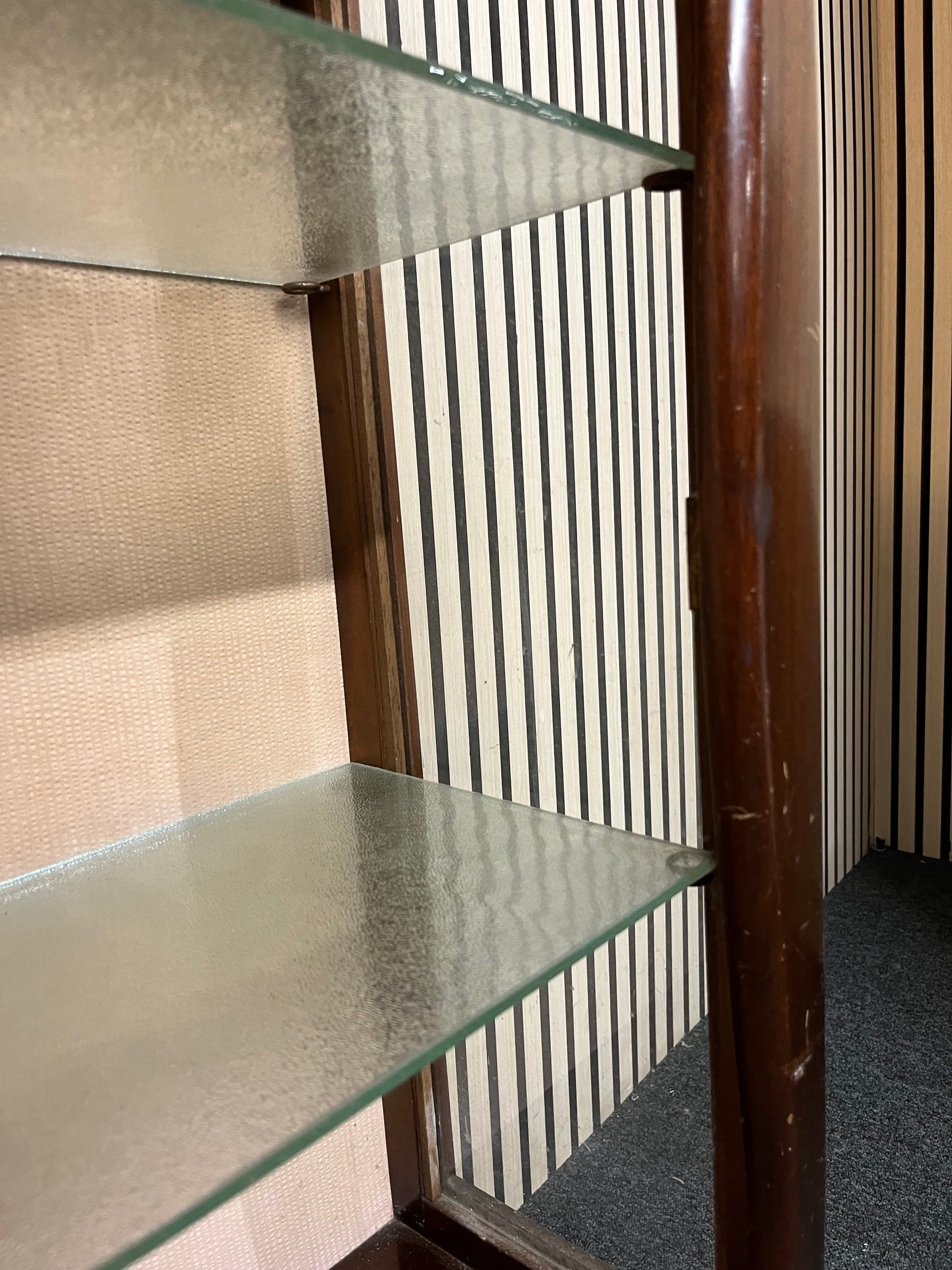 Ornate sliding glass door mahogany framed display unit (H 118 x W 87 x D 30 cm) 2425