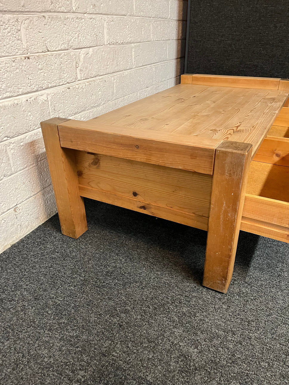 Solid pine low rectangular coffee table with drawers (H 43 x W 118 x D 60 cm) 2225