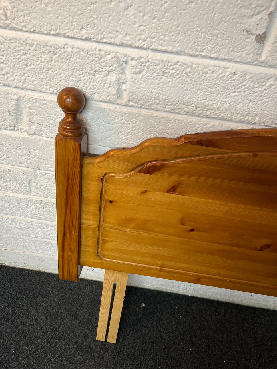 4ft 6 pine framed ornate headboard  2225