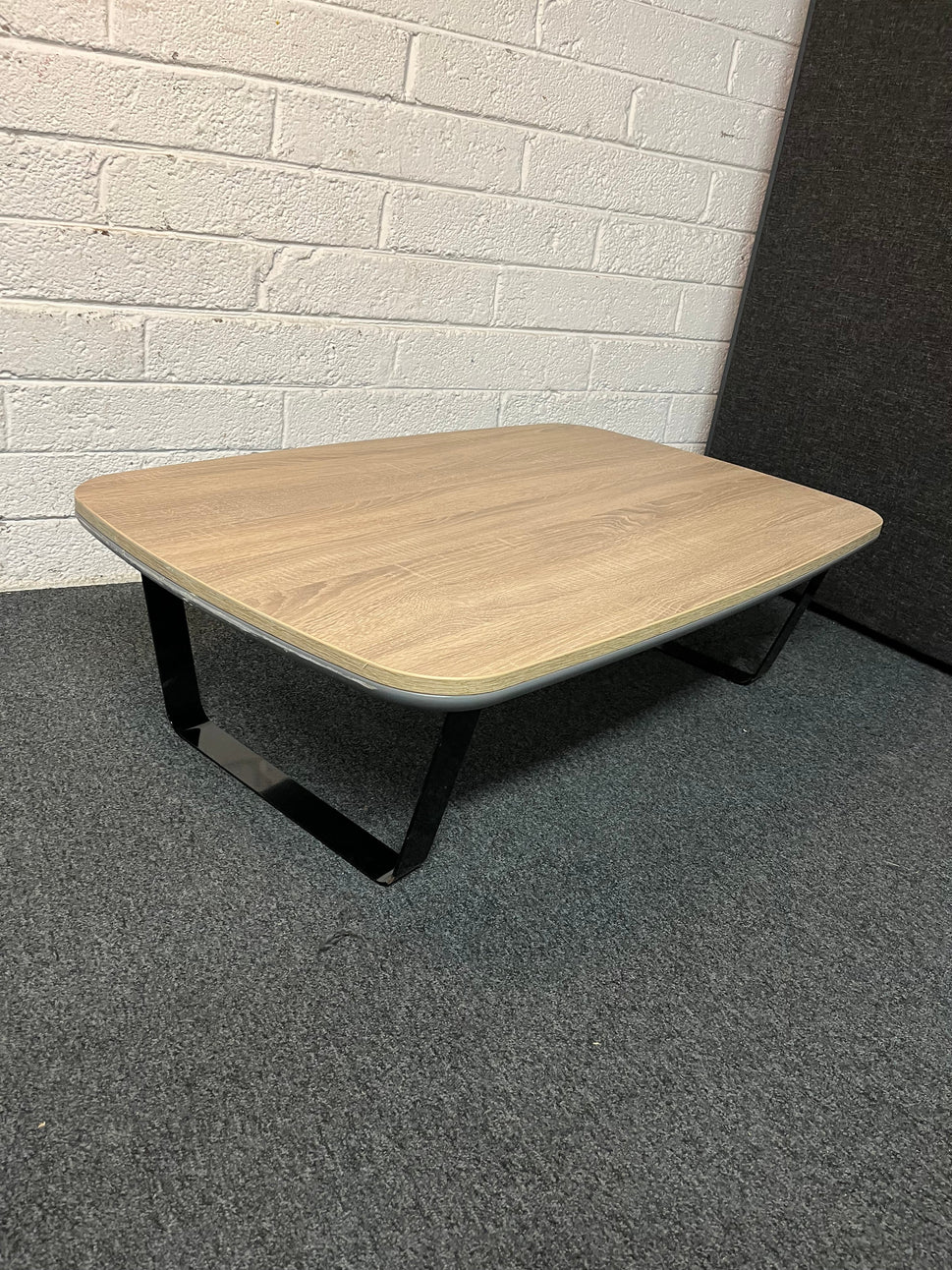 NEW magnum Oak laminate coffee table with heavy duty black metal frame (H 38 x W 110 x 75 cm)