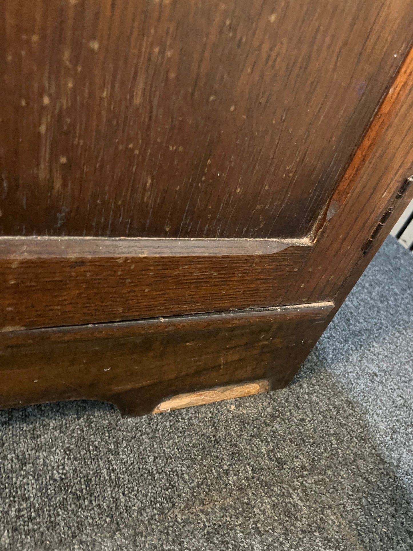 English oak stained ornate 2 door gentlemans wardrobe (H 151 x W 86 x D 41 cm) 3126