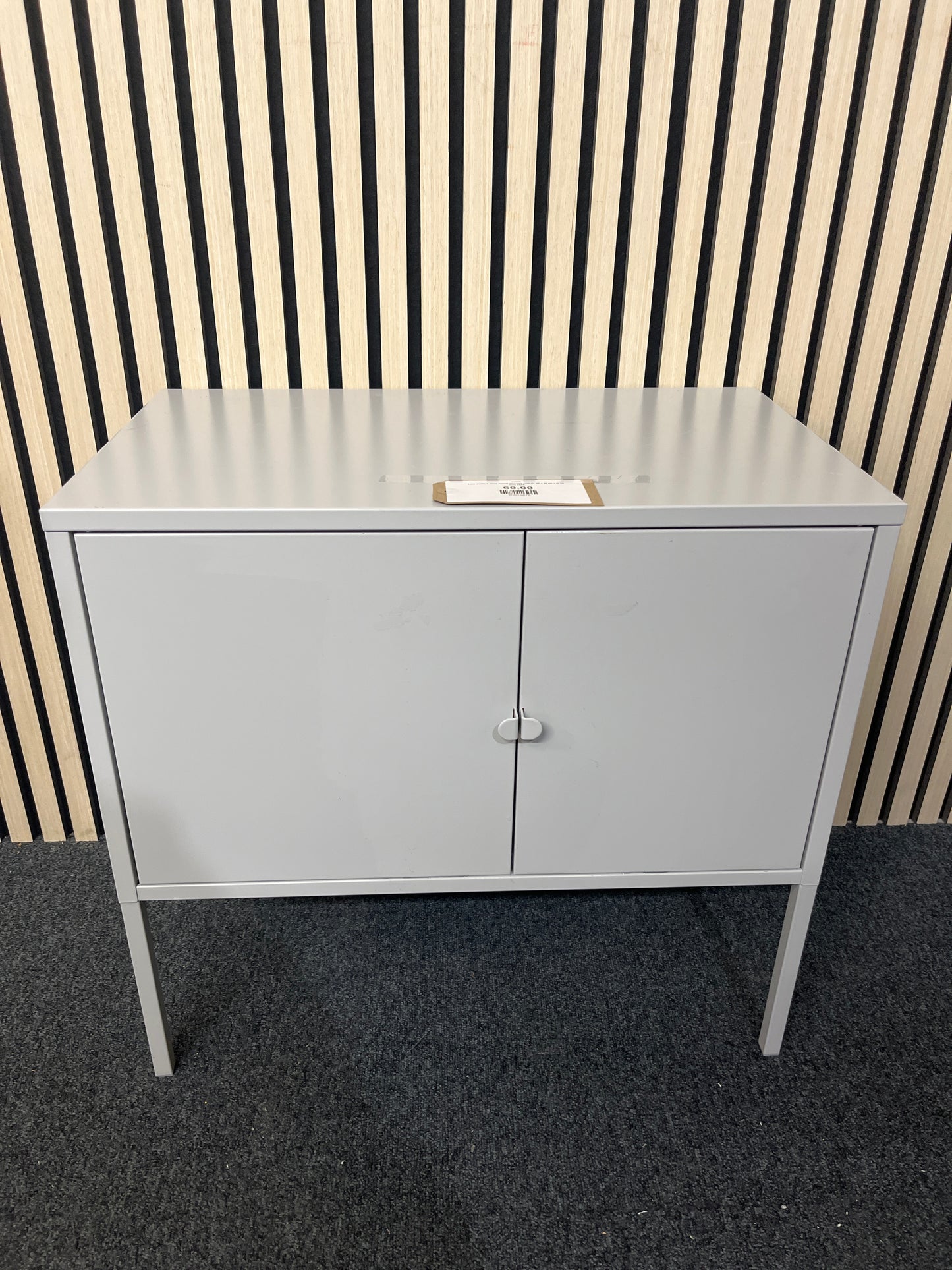 Low white 2 door metal storage unit (H 56 x W 60 x D 35 cm) 3325