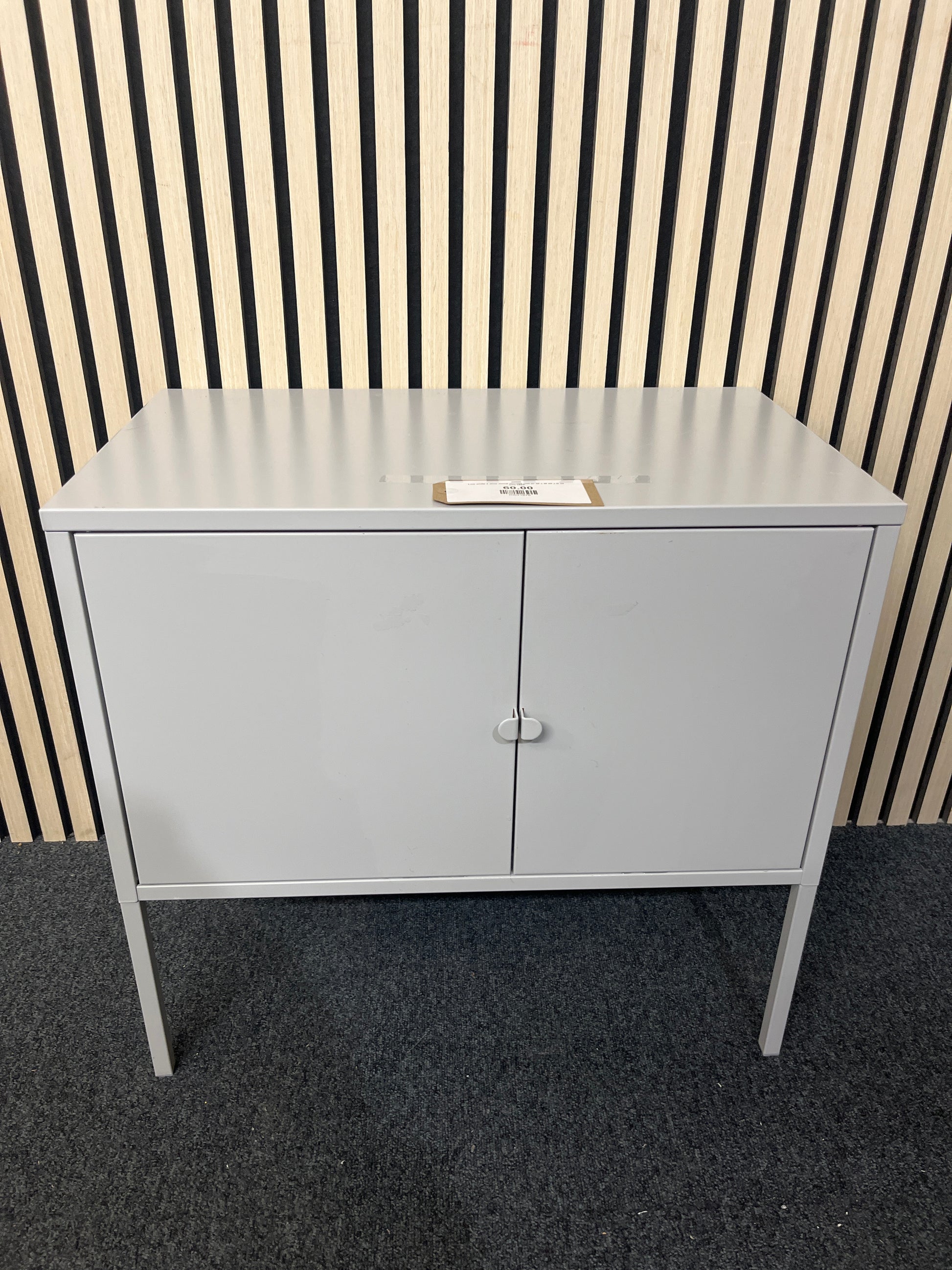 Low white 2 door metal storage unit (H 56 x W 60 x D 35 cm) 3325