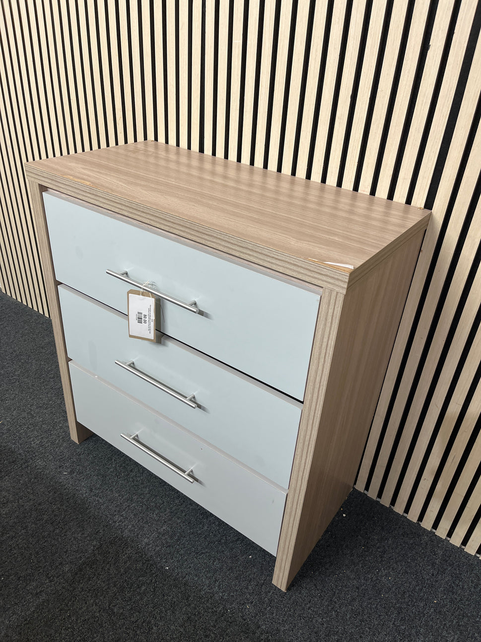 Oak laminate and white gloss 3 drawer chest with slight peeling to top (H 86 x W 80 x D 40 cm) 1126