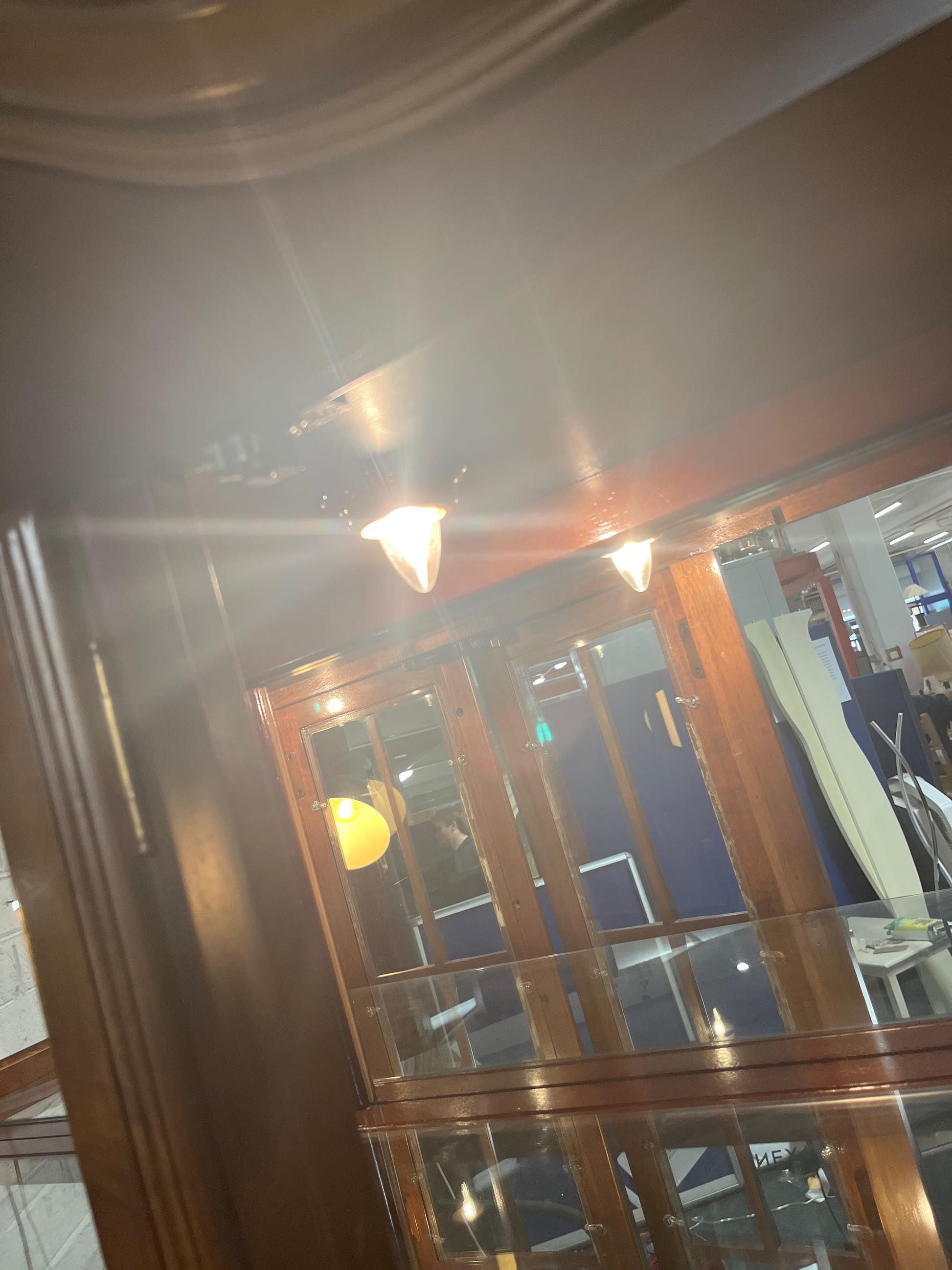Large ornate mahogany display case with 4 glass doors, 3 base drawers and 3 base doors with mirrored back (H 214 x 138 x D 42 cm) 2225
