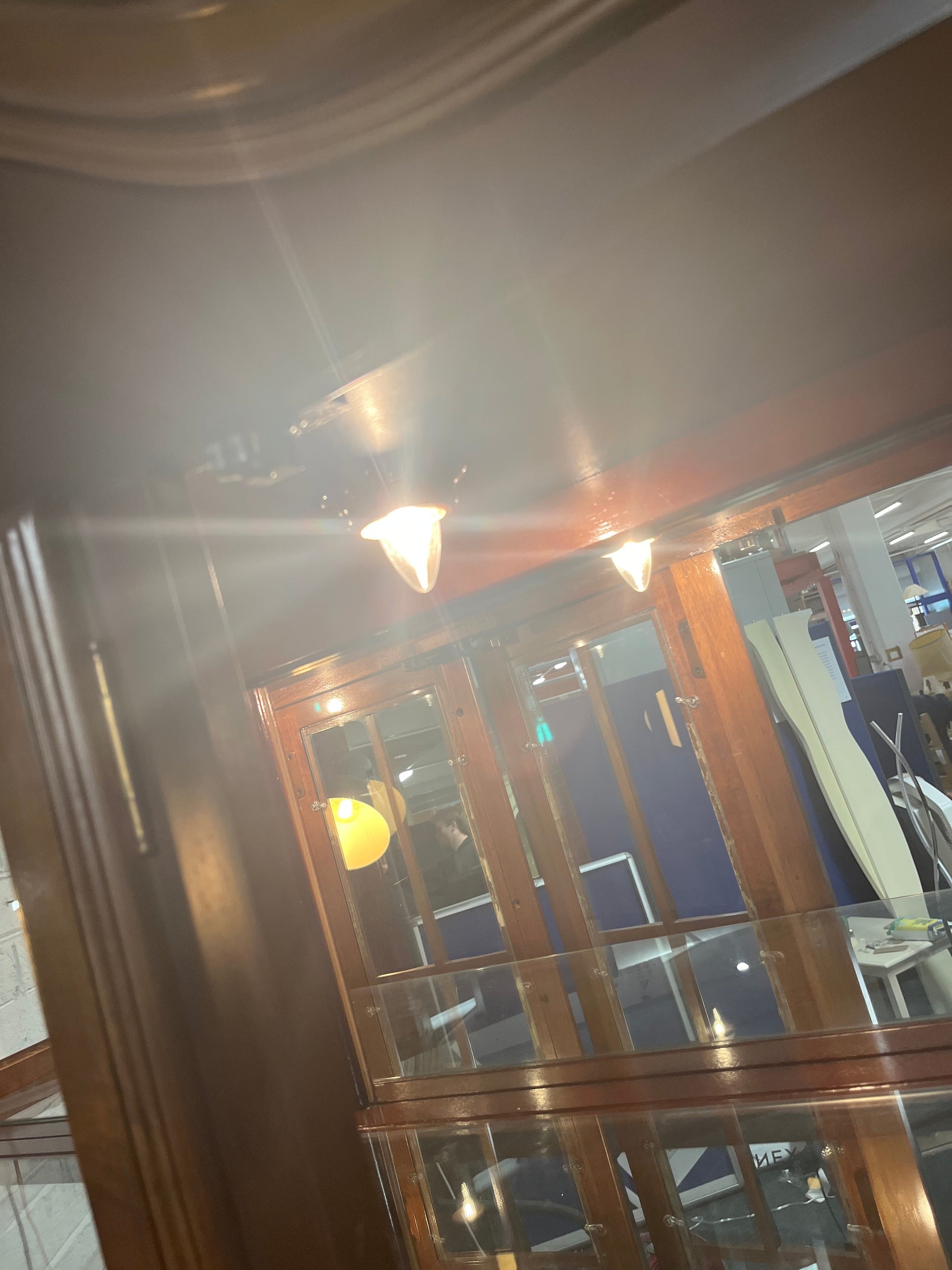 Large ornate mahogany display case with 4 glass doors, 3 base drawers and 3 base doors with mirrored back (H 214 x 138 x D 42 cm) 2225