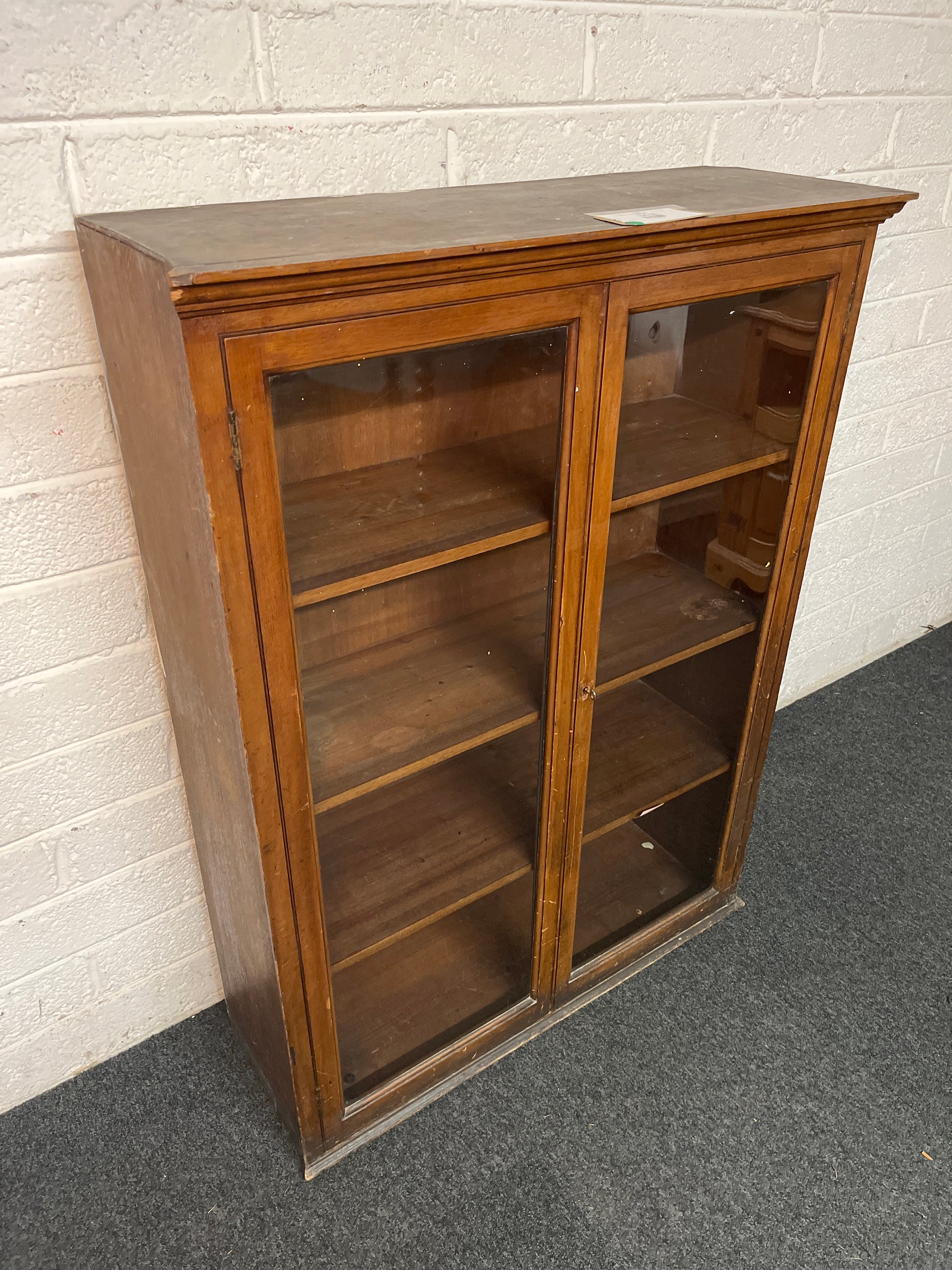 Small oak stained glass display case (H 120 x W 91 x D 32 cm) 1325