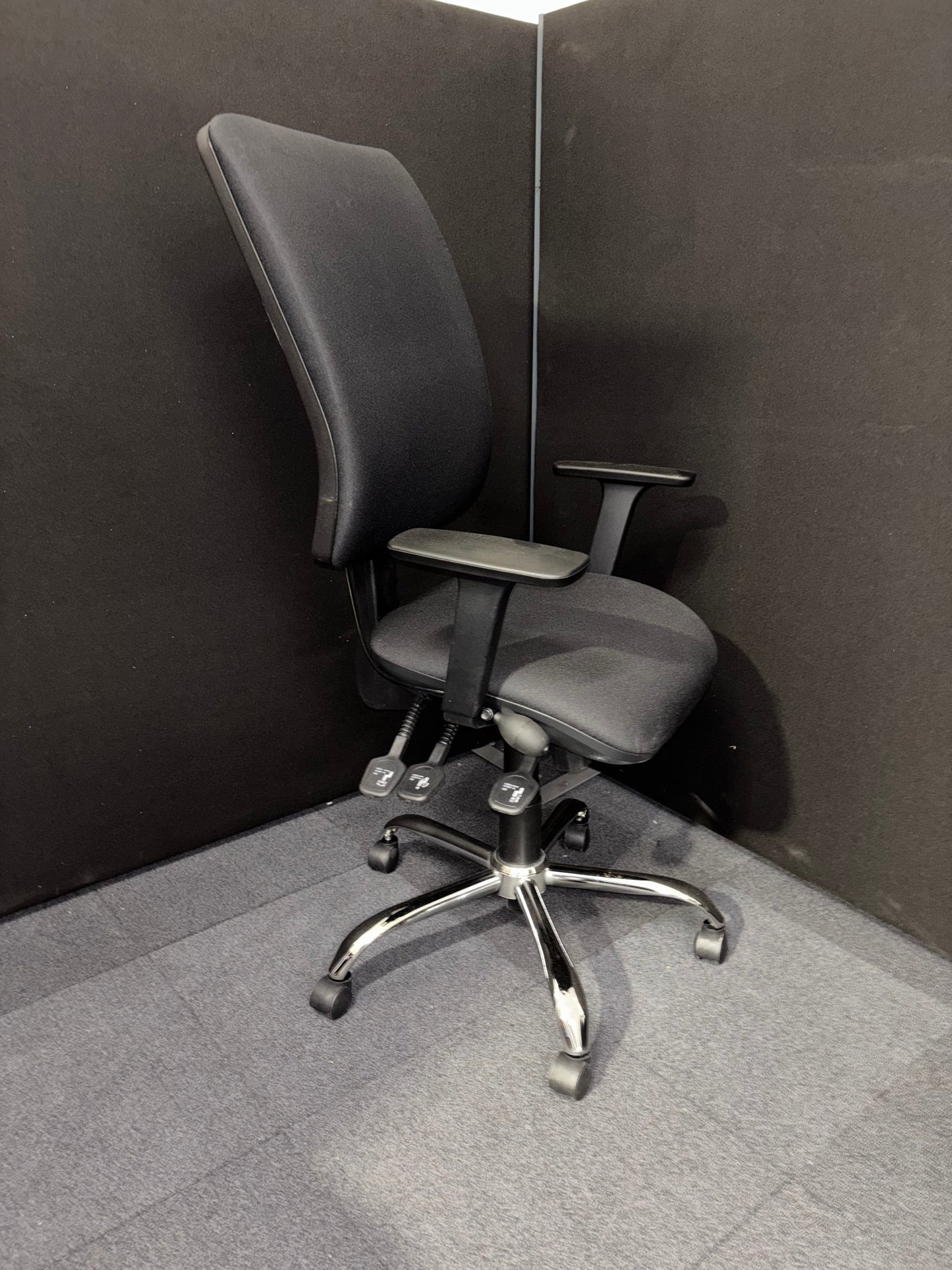 BRAND NEW Senza Ergo, lumbar pump, seatslide, adjustable arms, suncro mech, black fabric