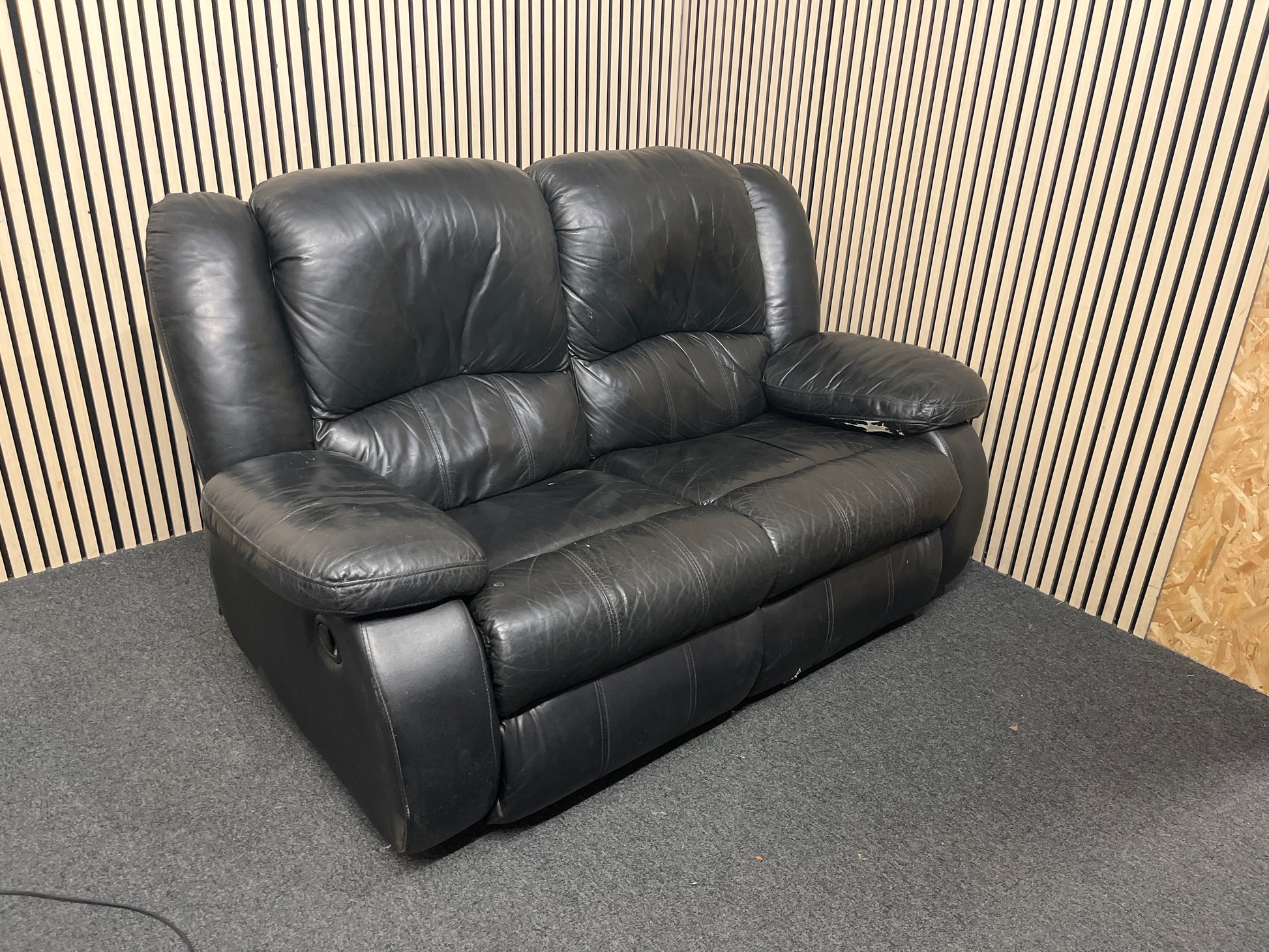 Black leather two-seater recliner sofa 44016