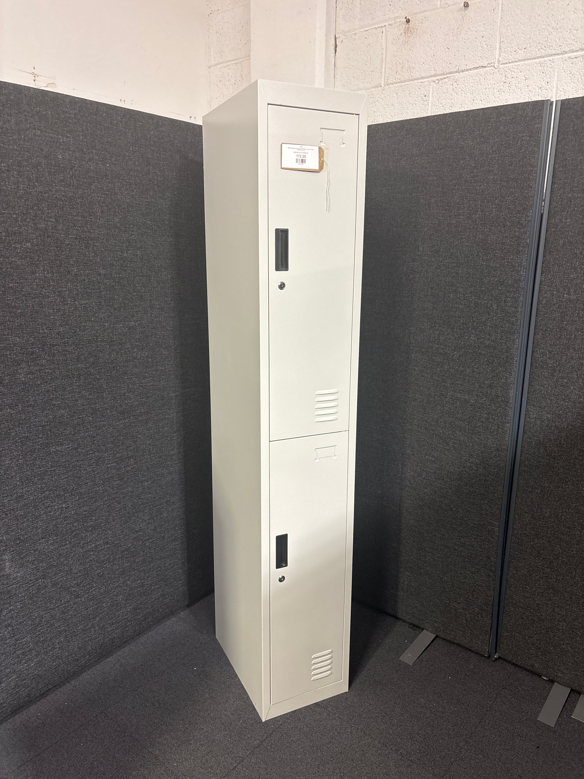 NEW Grey metal 2 door personal locker cw keys ( H 180 x W 30 x D 45 cm)

PRICE INC VAT AT 23 PERCENT