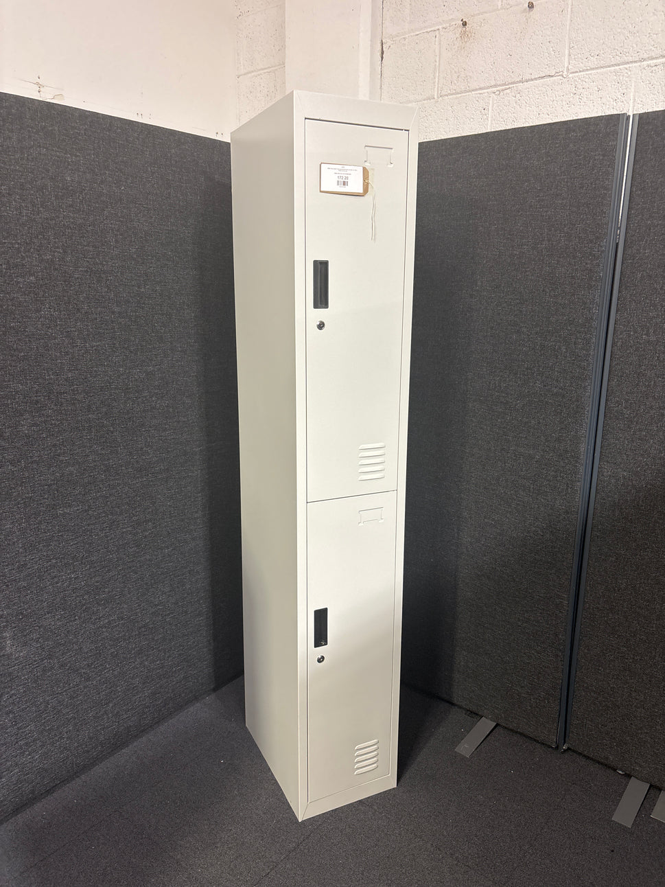 NEW Grey metal 2 door personal locker cw keys ( H 180 x W 30 x D 45 cm)

PRICE INC VAT AT 23 PERCENT