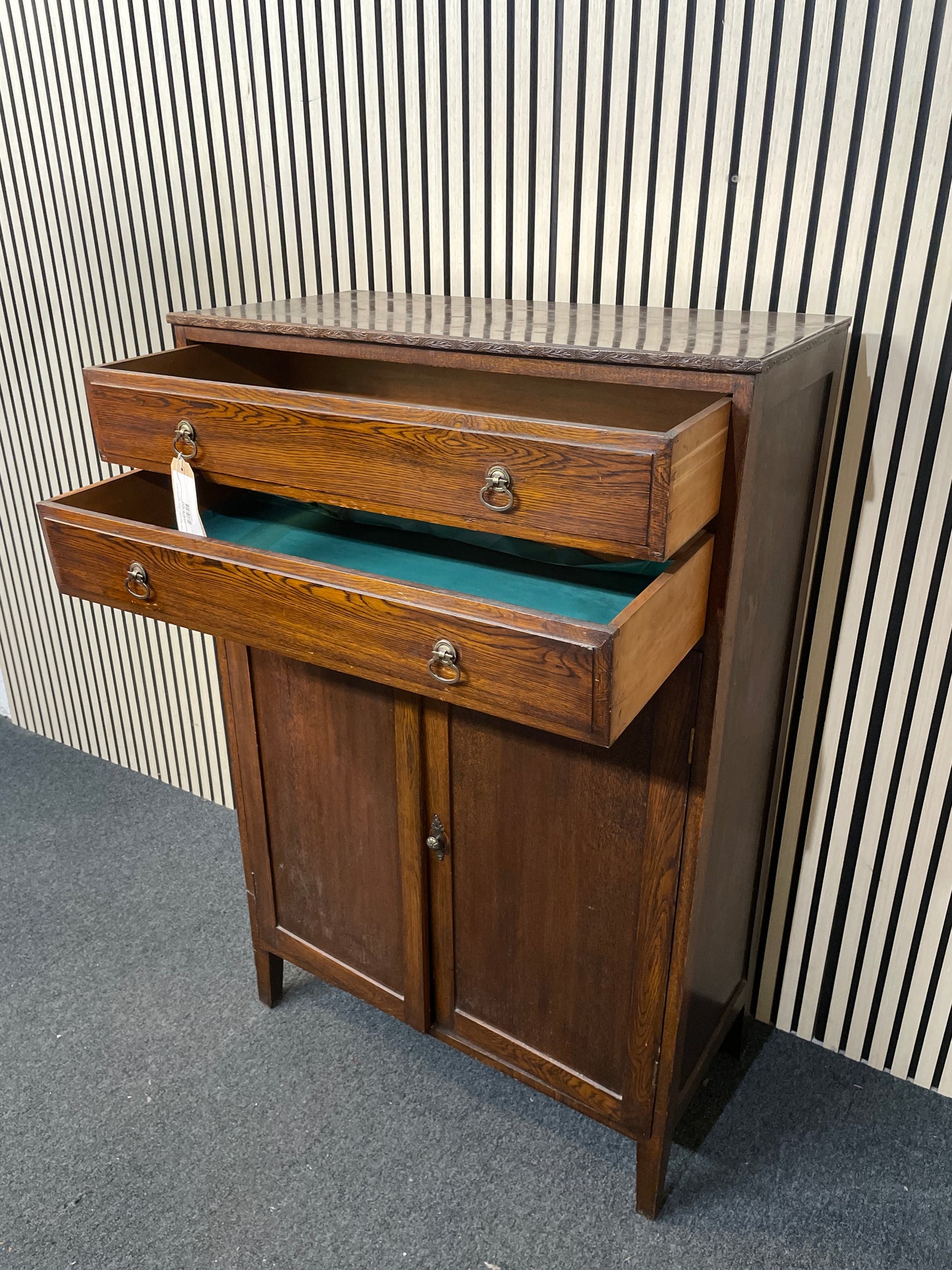 Solid ornate 2 door 2 drawer english oak storage unit (H 132 x W 86 x D 42 cm) 2425