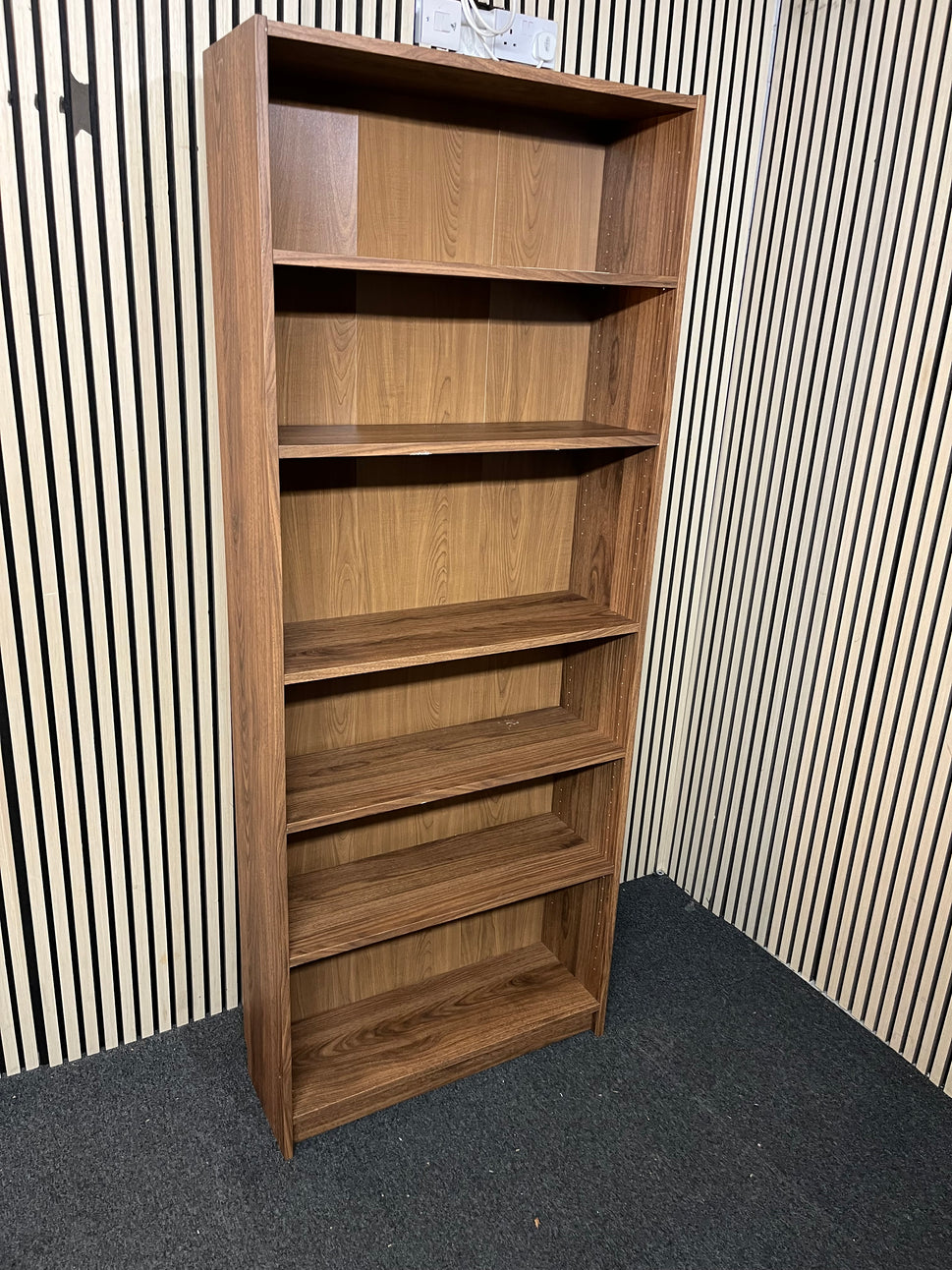 Tall mahogany laminate bookcase (H 200 x W 80 x D 28 cm) 1126