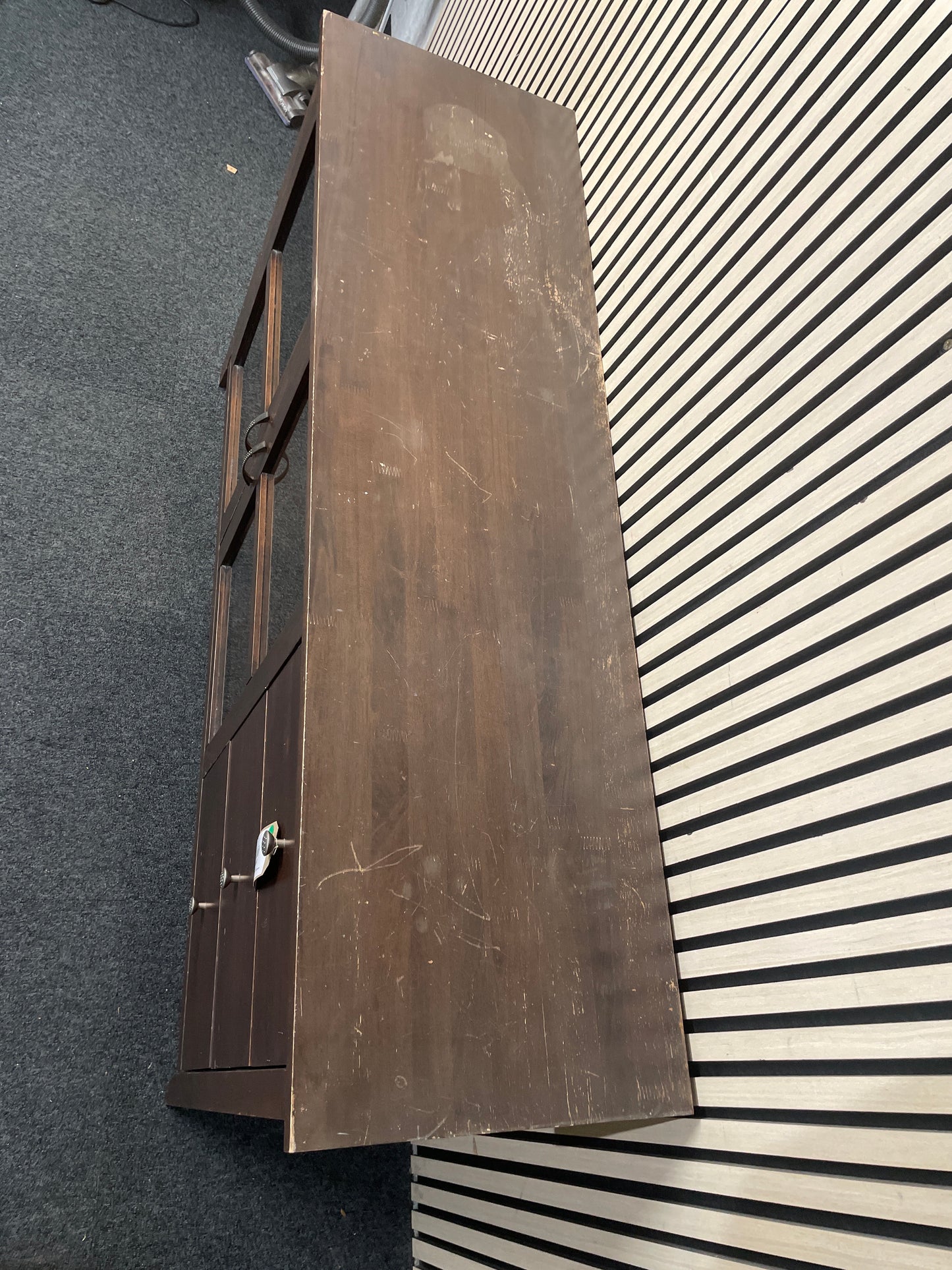 Dark wood stained 2 glass door 3 drawer sideboard (H 85 x W 145 x D 42 cm) 3126