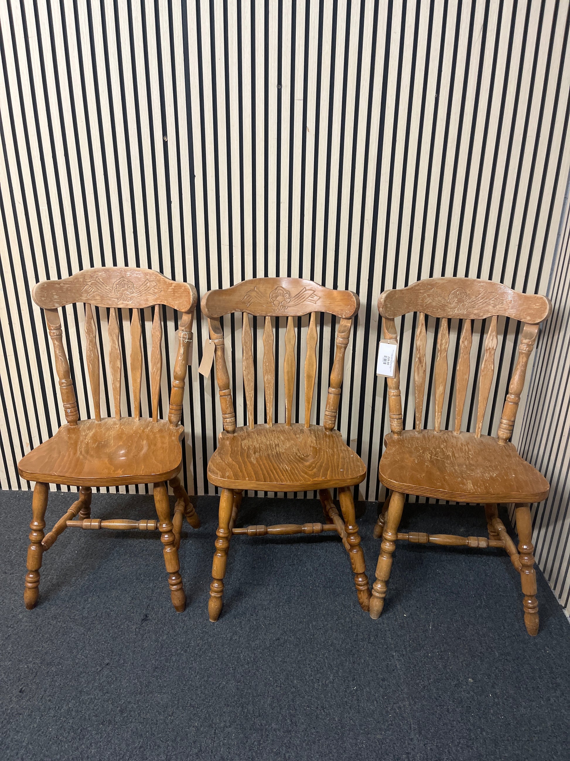 Oak veneer spindle back dining chairs & carvers (4 CHAIRS AND 2 CARVERS SET) 43945