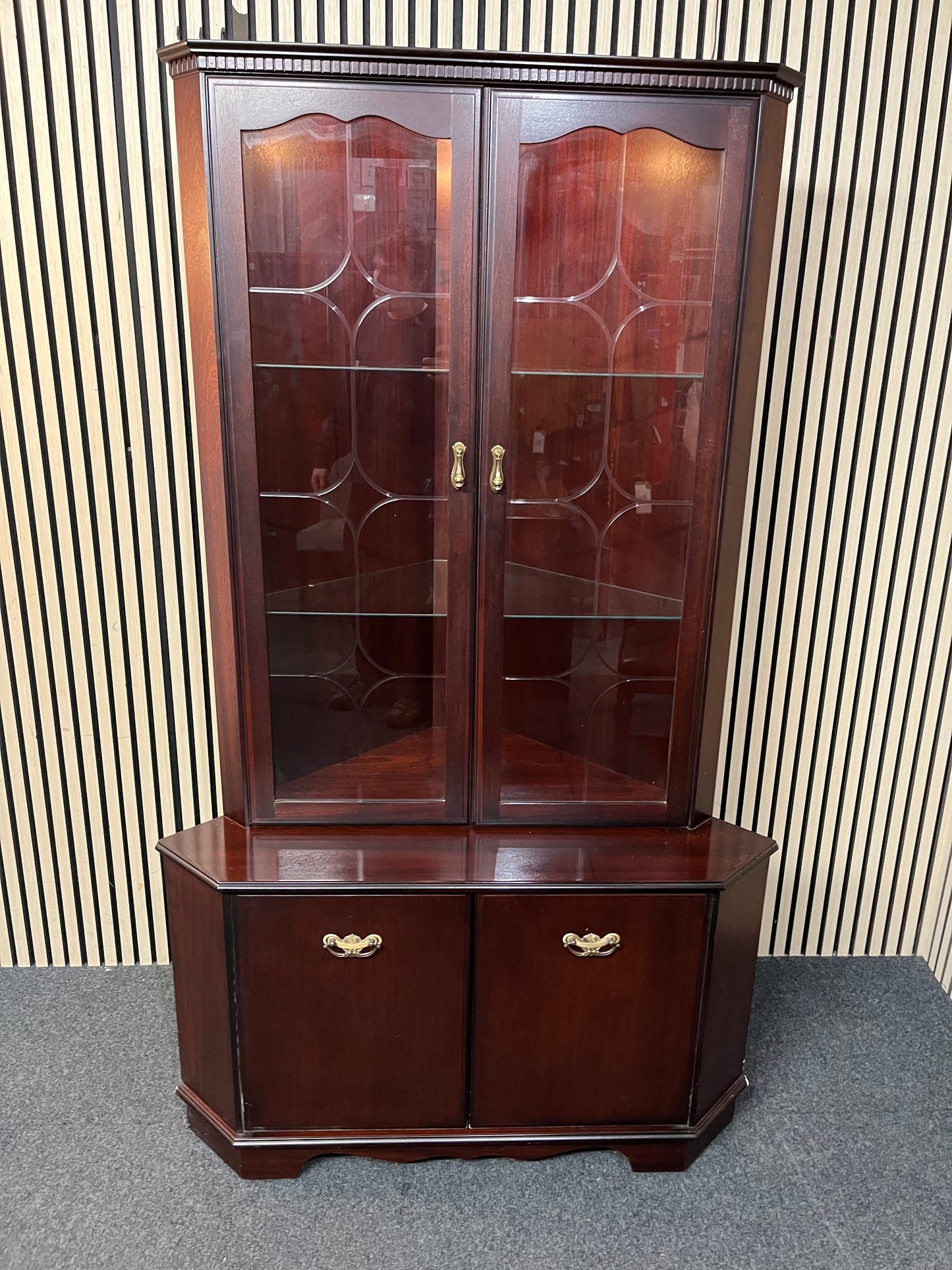 Mahogany corner display unit with internal shelving (H 183 x W 107 x D 68 cm) 3126