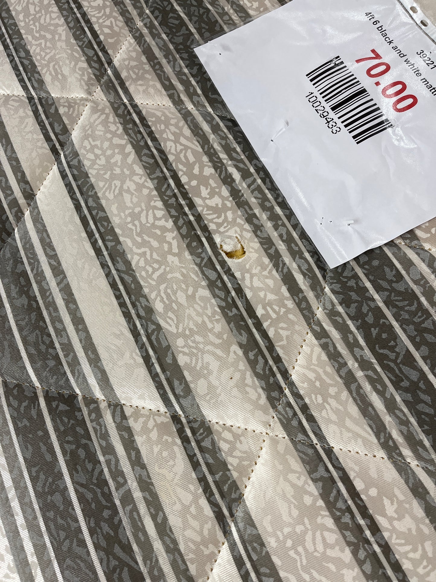 4ft 6 black and white mattress 1225