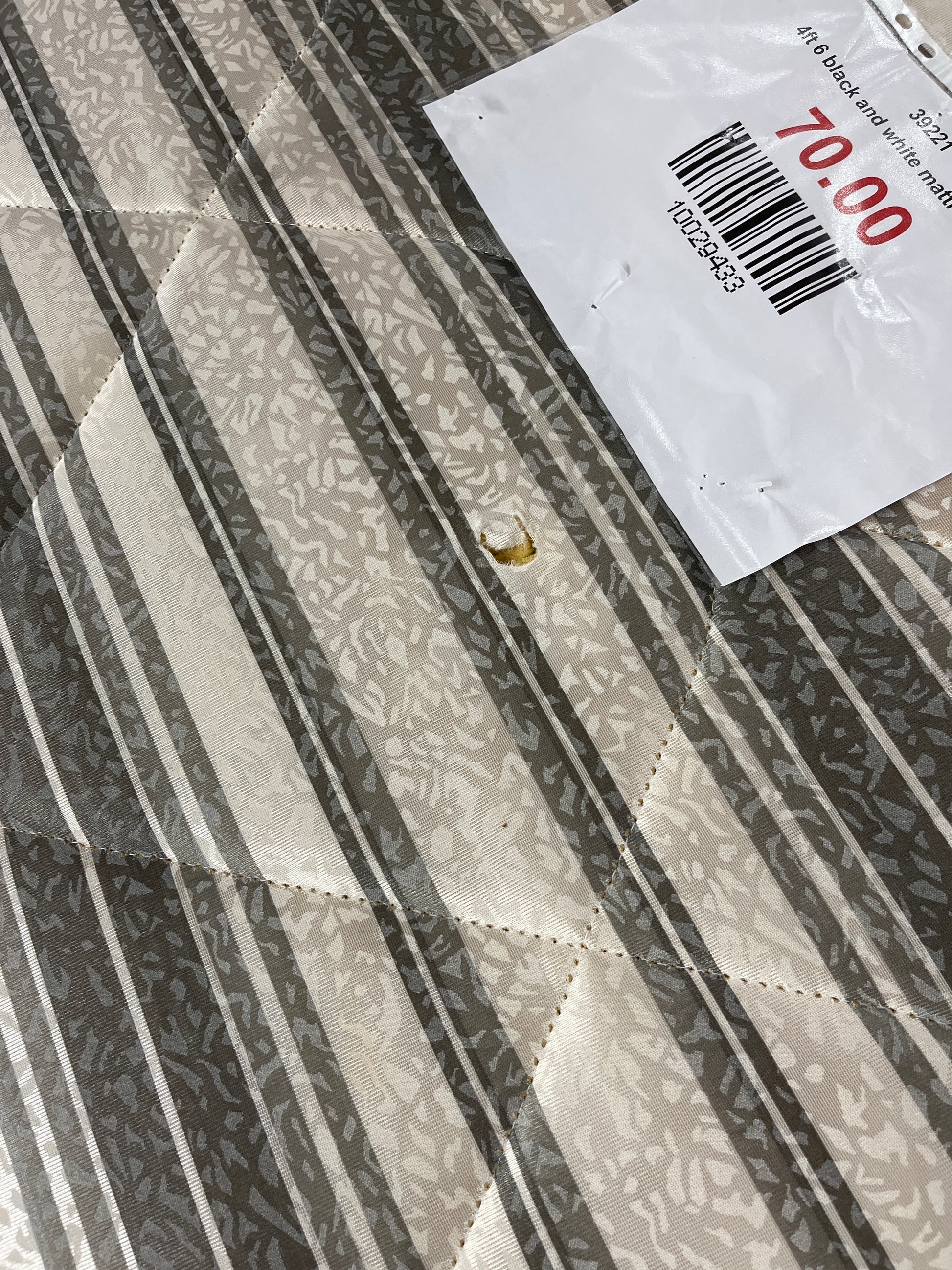 4ft 6 black and white mattress 1225