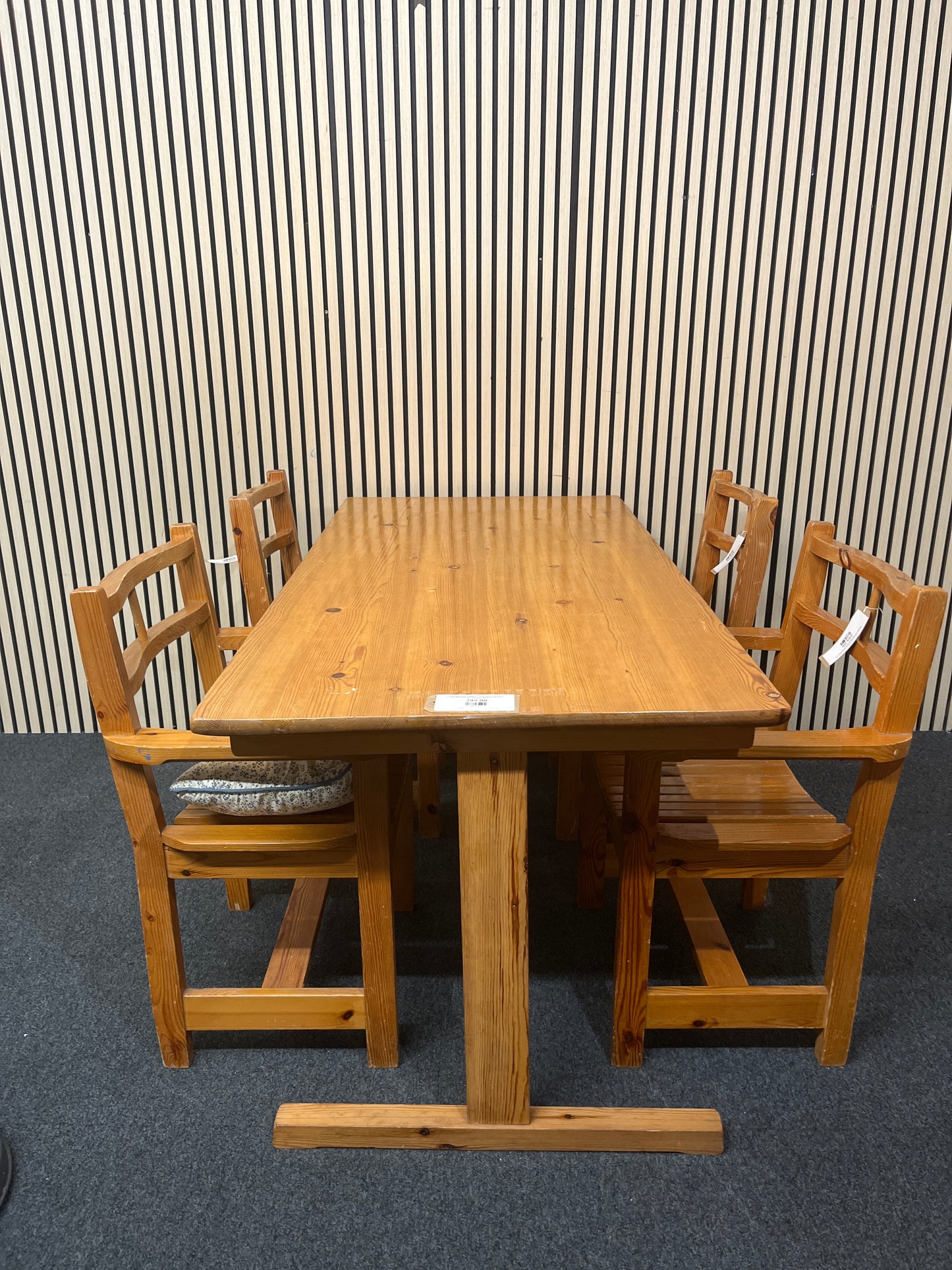 Solid pine large rectangular dining table (L 152 x W 75 cm) with matching chairs (2 carver dining chairs + 2 dining chairs) 2425