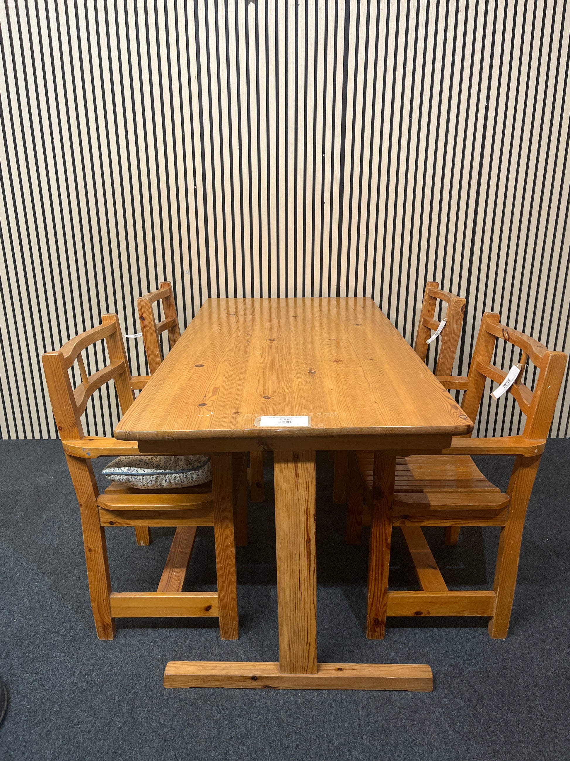 Solid pine large rectangular dining table (L 152 x W 75 cm) with matching chairs (2 carver dining chairs + 2 dining chairs) 2425
