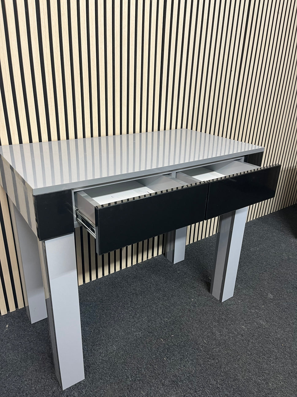 black gloss console table with grey frame (H 84 x W 100 x D 54 cm) 3325