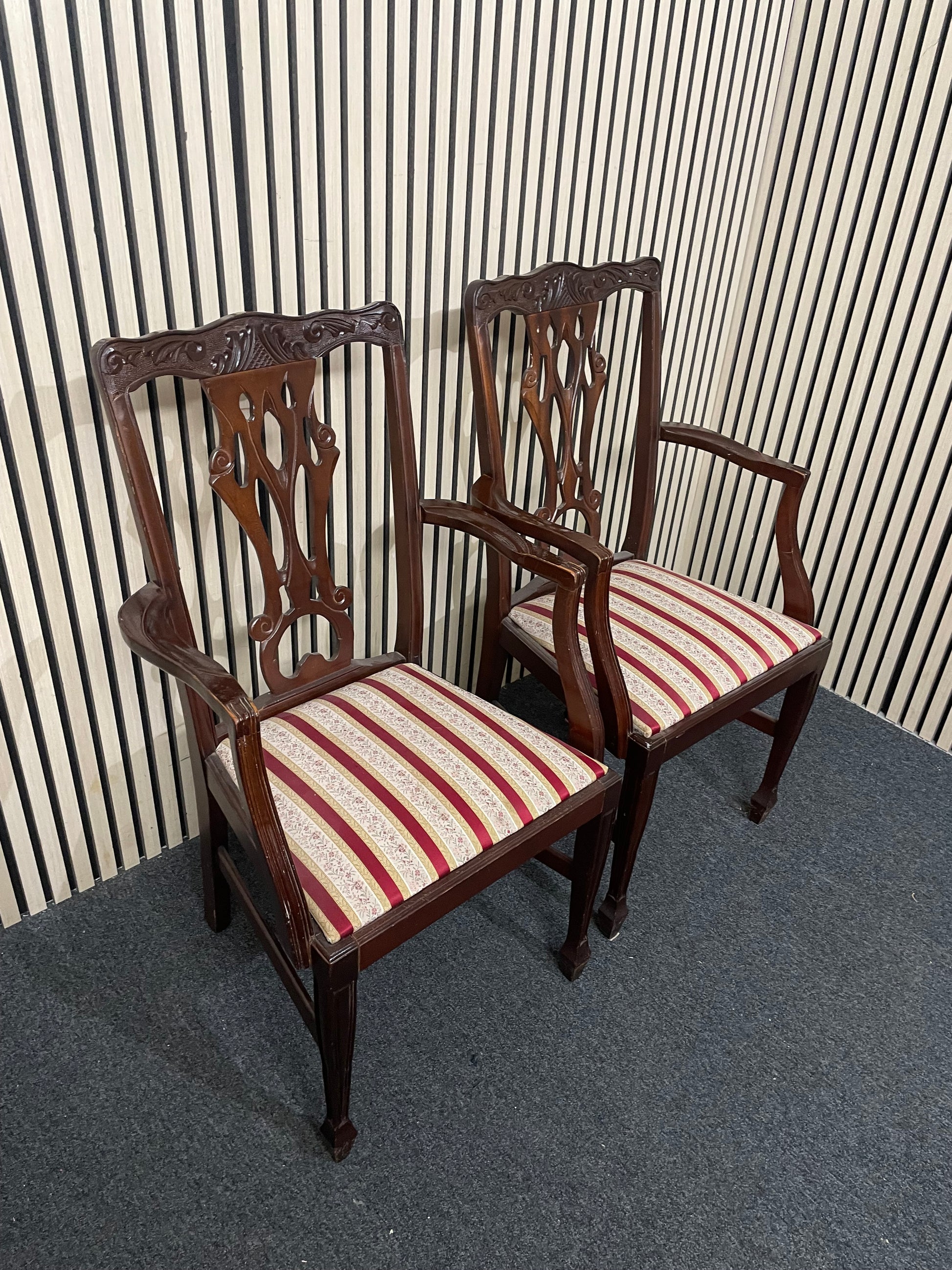 Rossmore Mahogany carver chair with red and white pattern fabric seat (Set of 2) 1226