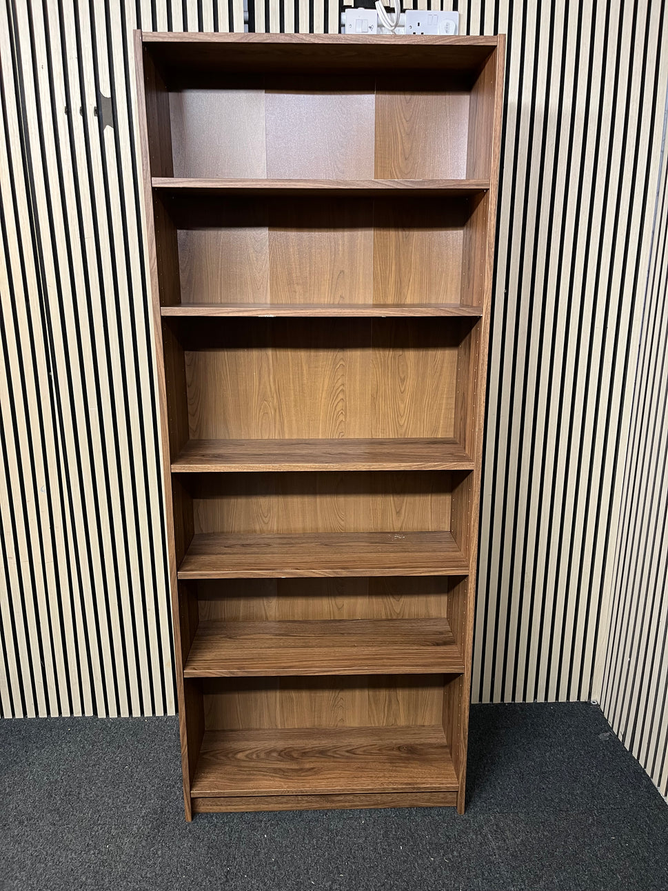 Tall mahogany laminate bookcase (H 200 x W 80 x D 28 cm) 1126