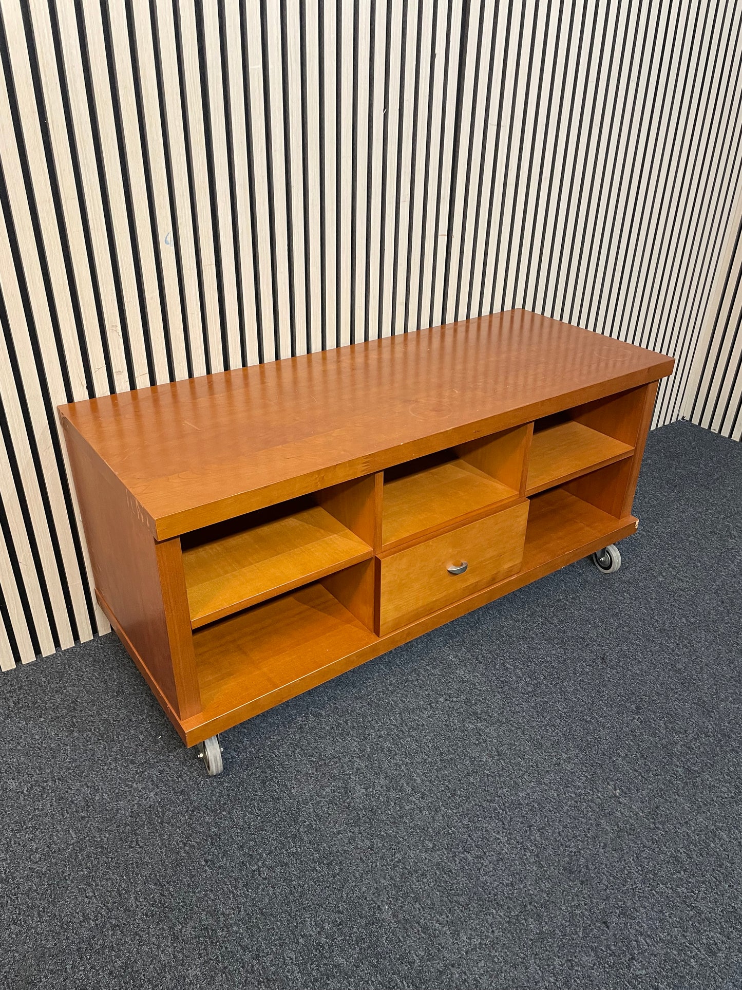 Cherry veneer low rectangular TV unit on castors (H 57 x W 122 x D 48 cm) 4225