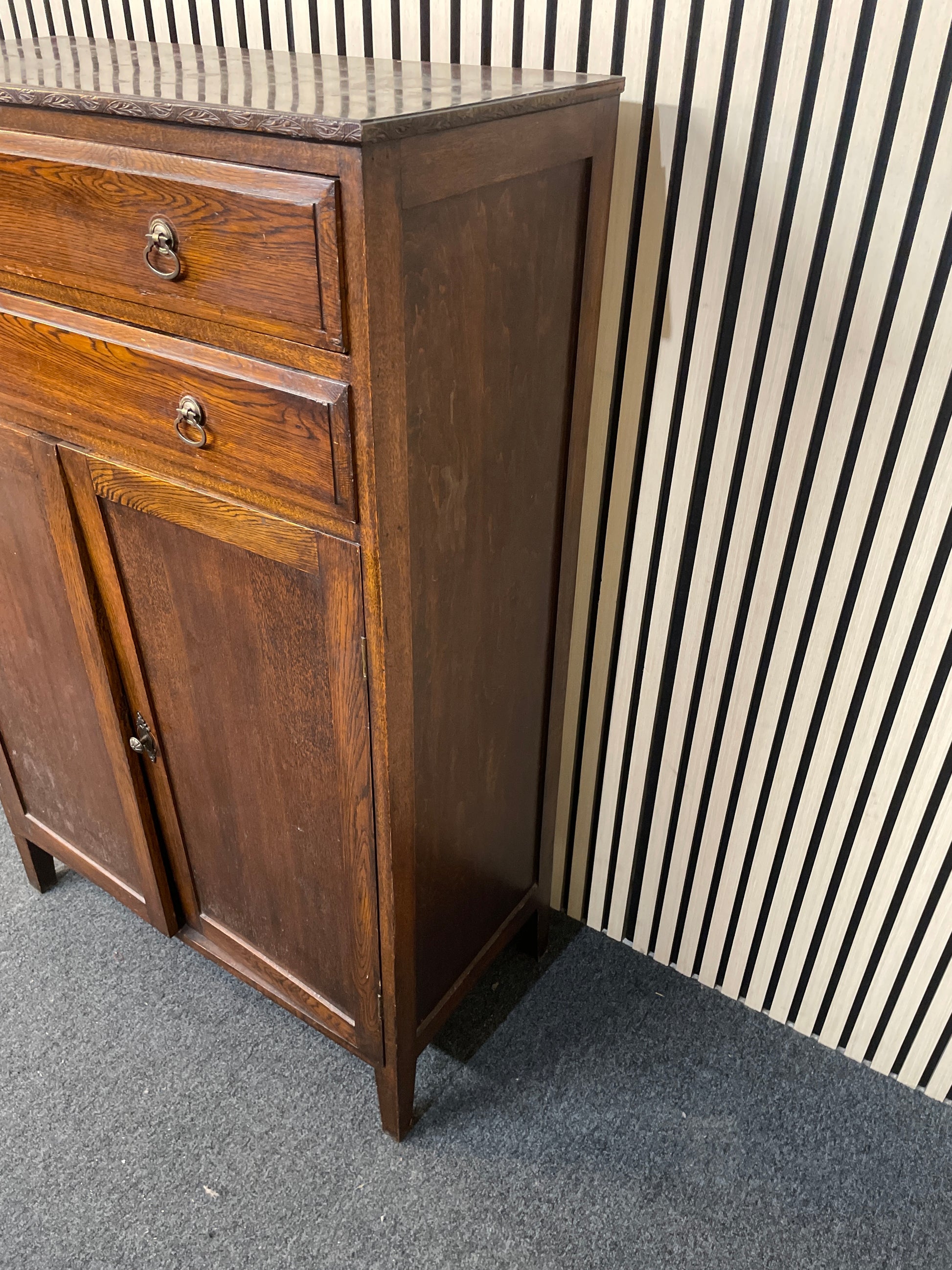 Solid ornate 2 door 2 drawer english oak storage unit (H 132 x W 86 x D 42 cm) 2425