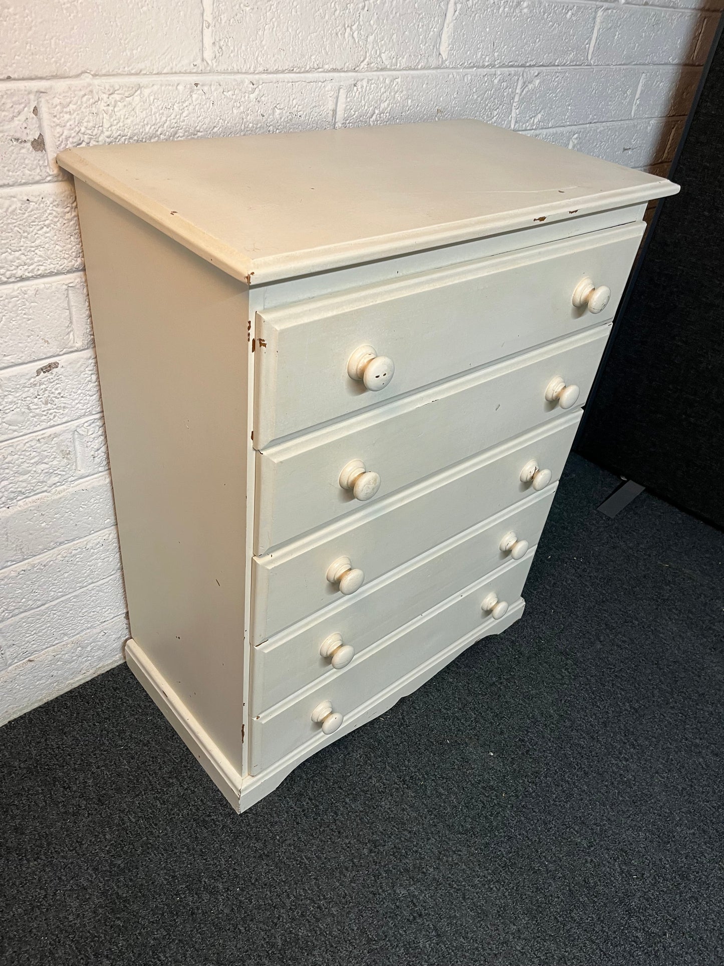 Tall solid pine white painted 5 drawer chest (H 96 x W 79 x D 42 cm) 2225