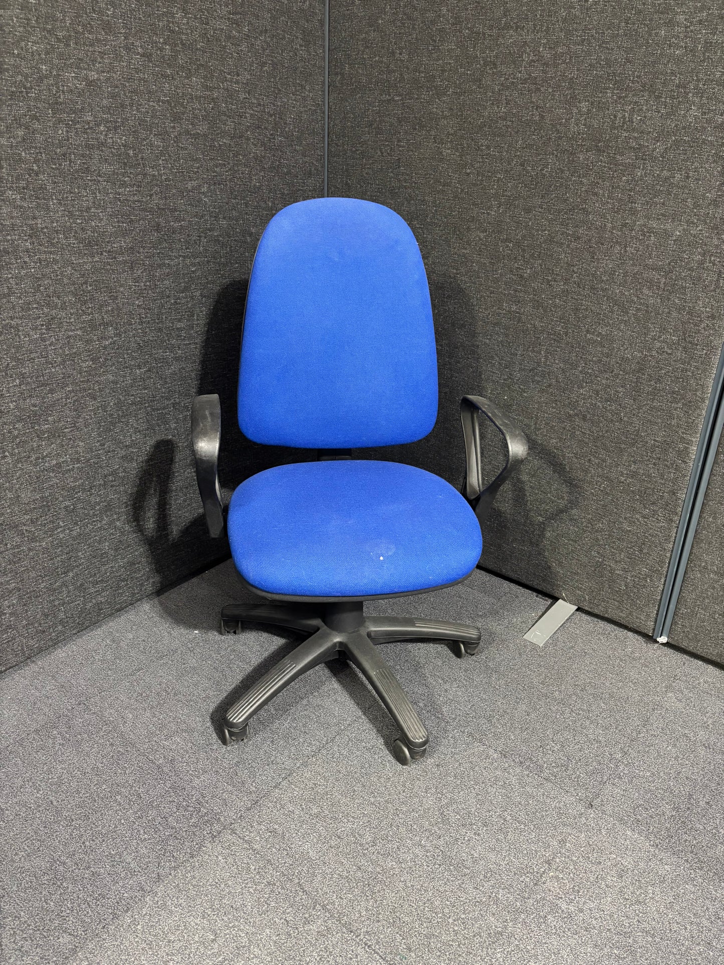 Secondhand mixed fabric swivel chair with arms and height adjustable seat