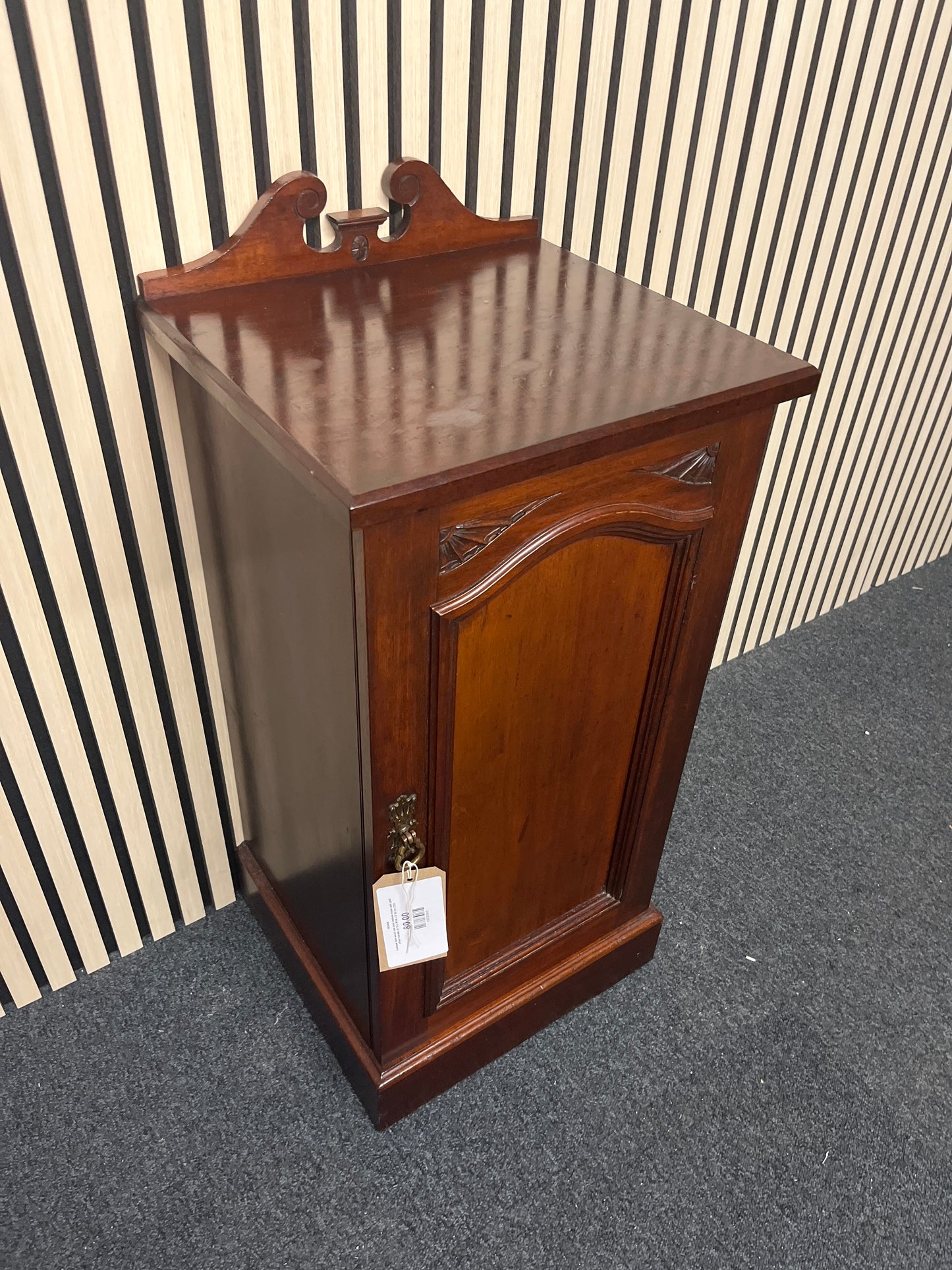 Antique dark wood one door bedside locker with gold effect handle (H 76 x W 40 x D 38 cm) 2325
