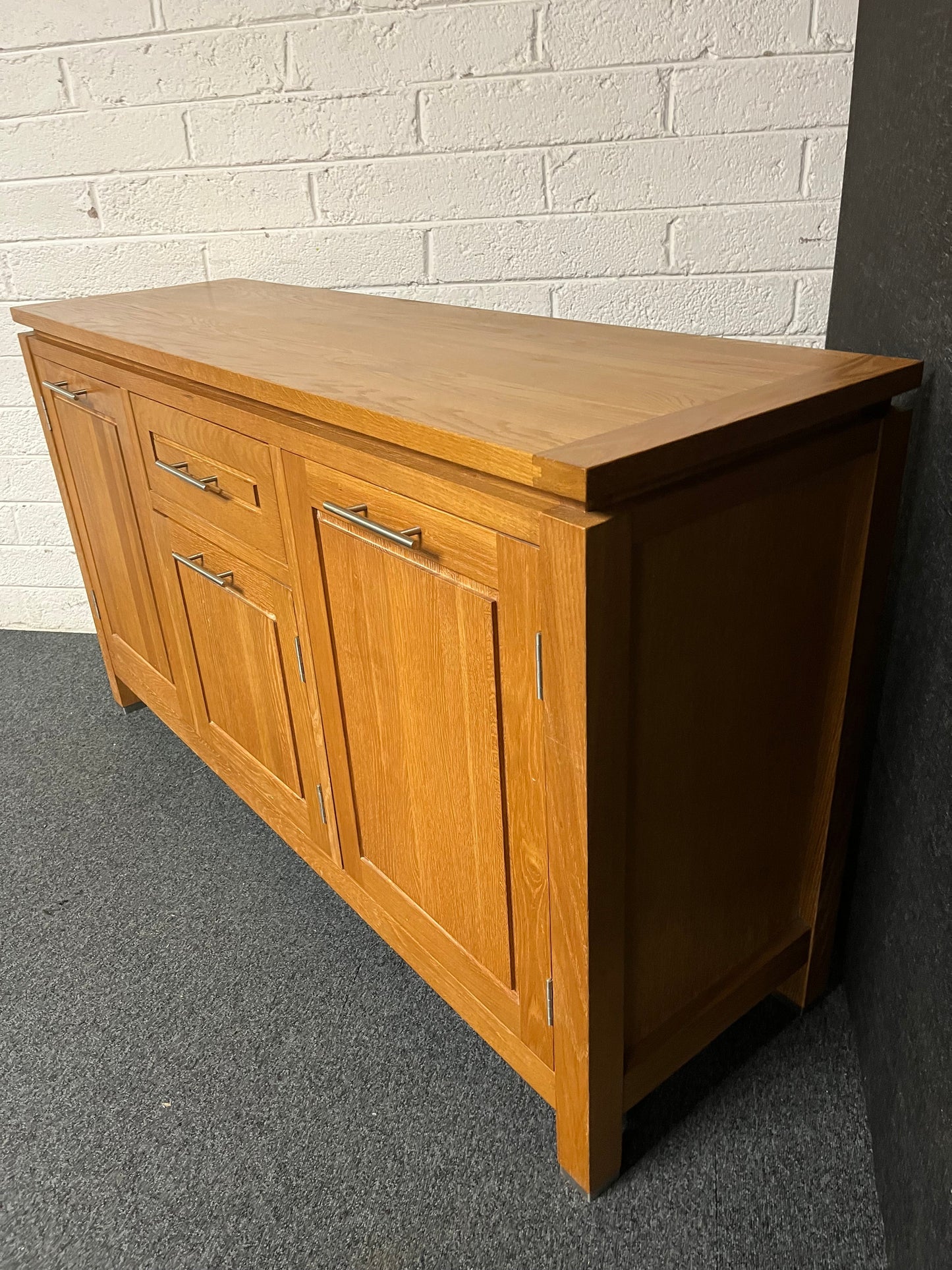 Solid oak 3 door 1 drawer sideboard (H 850 x W 1500 x D 460 mm) 1225