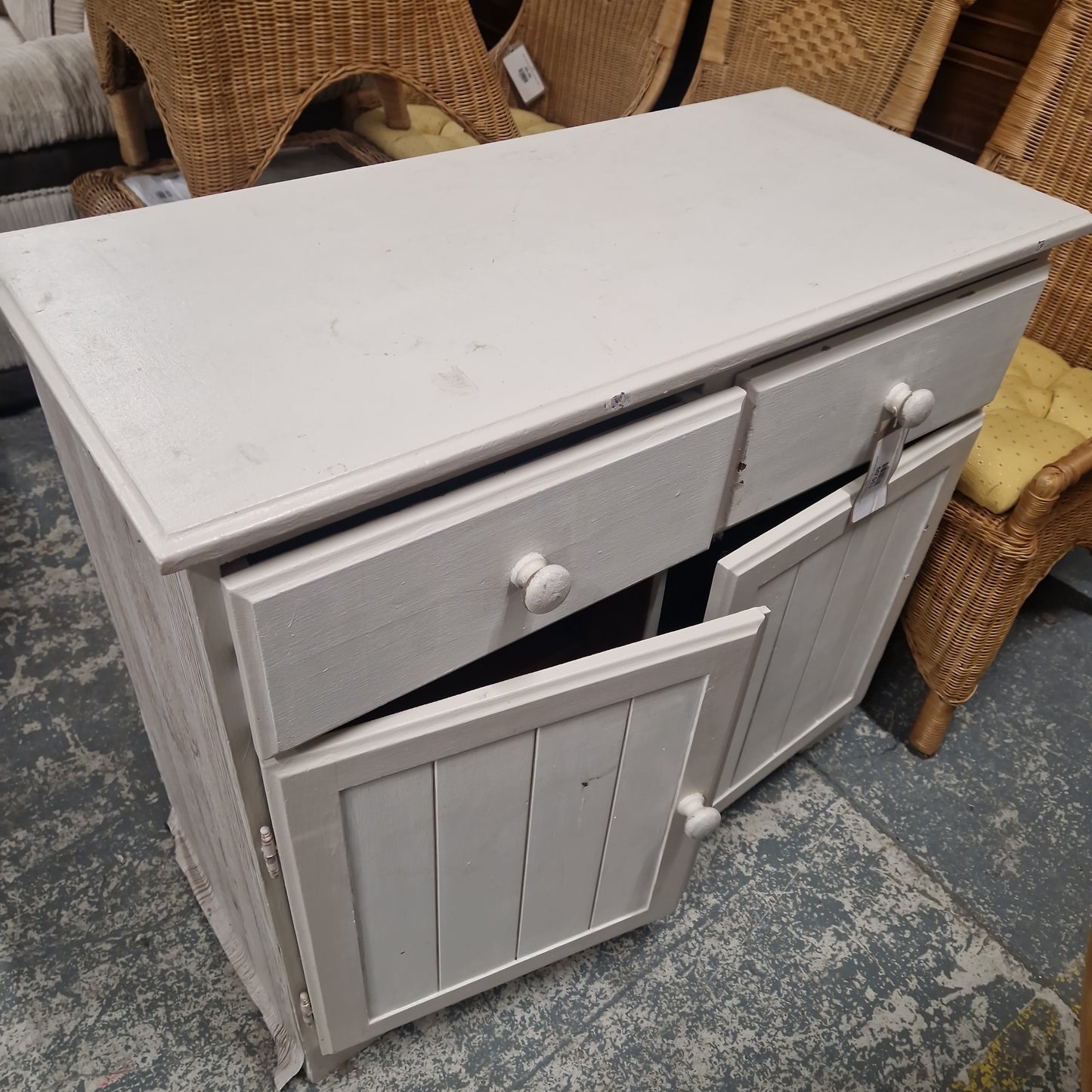 Low white painted 2 door 2 dwr cabinet Q2323