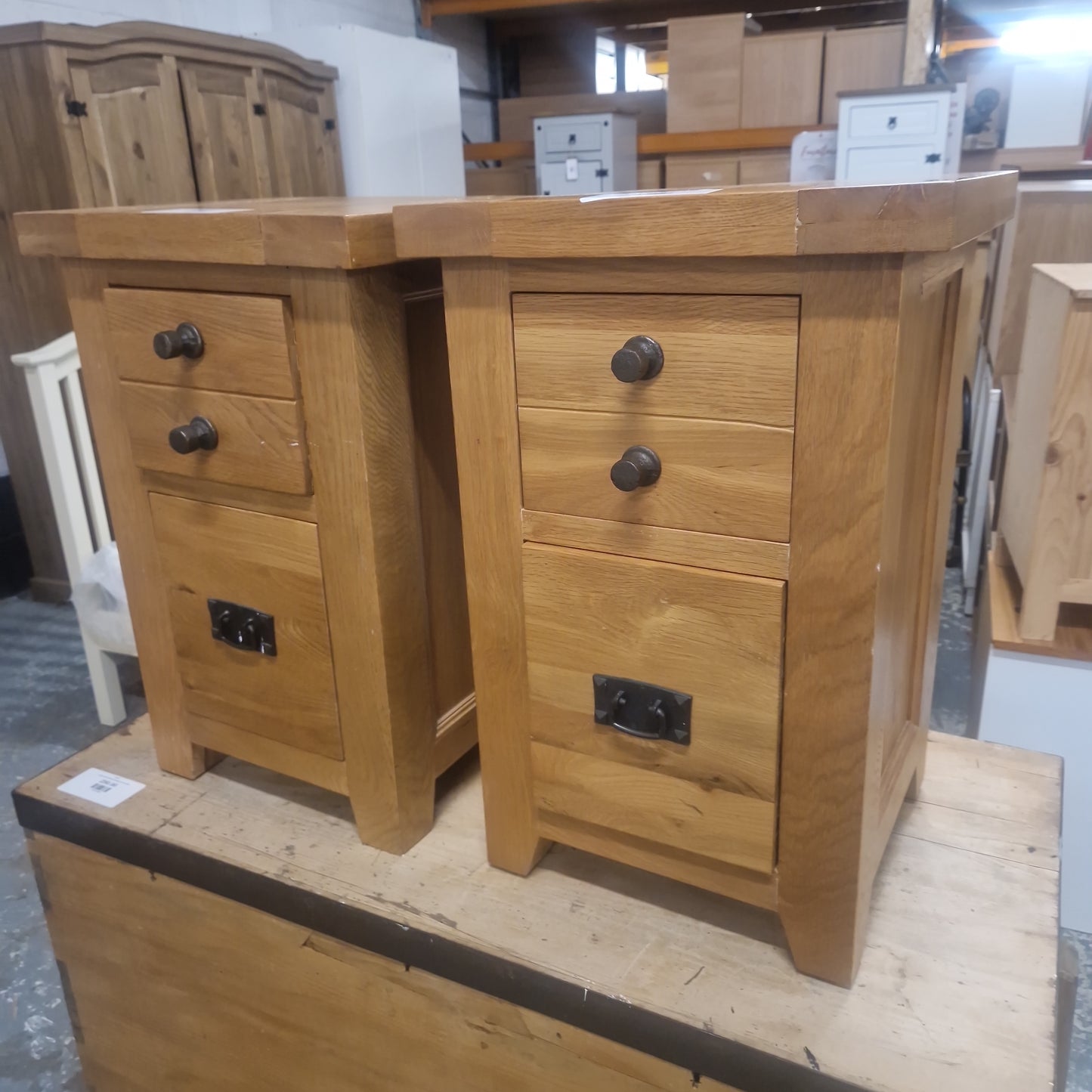 Solid wood 2 dwr oak bedside locker  Q3323