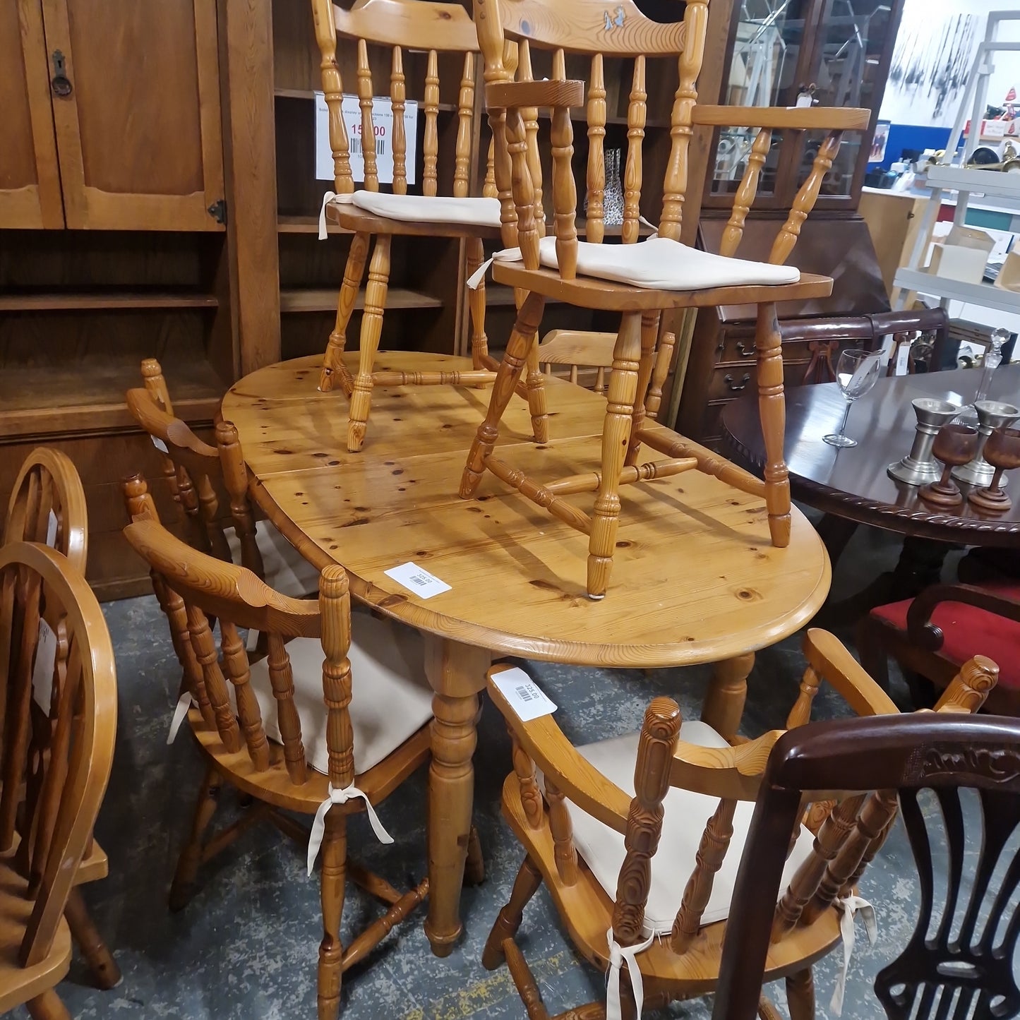 Pine dining set and 6 chairs Q3323
