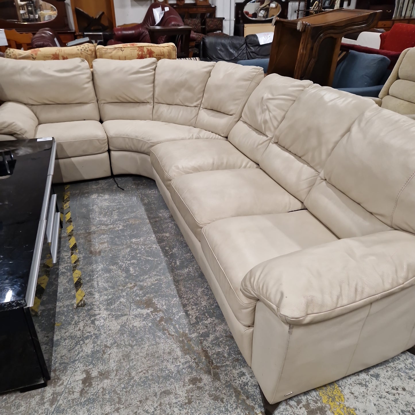 Large cream sofa suite  Q4123