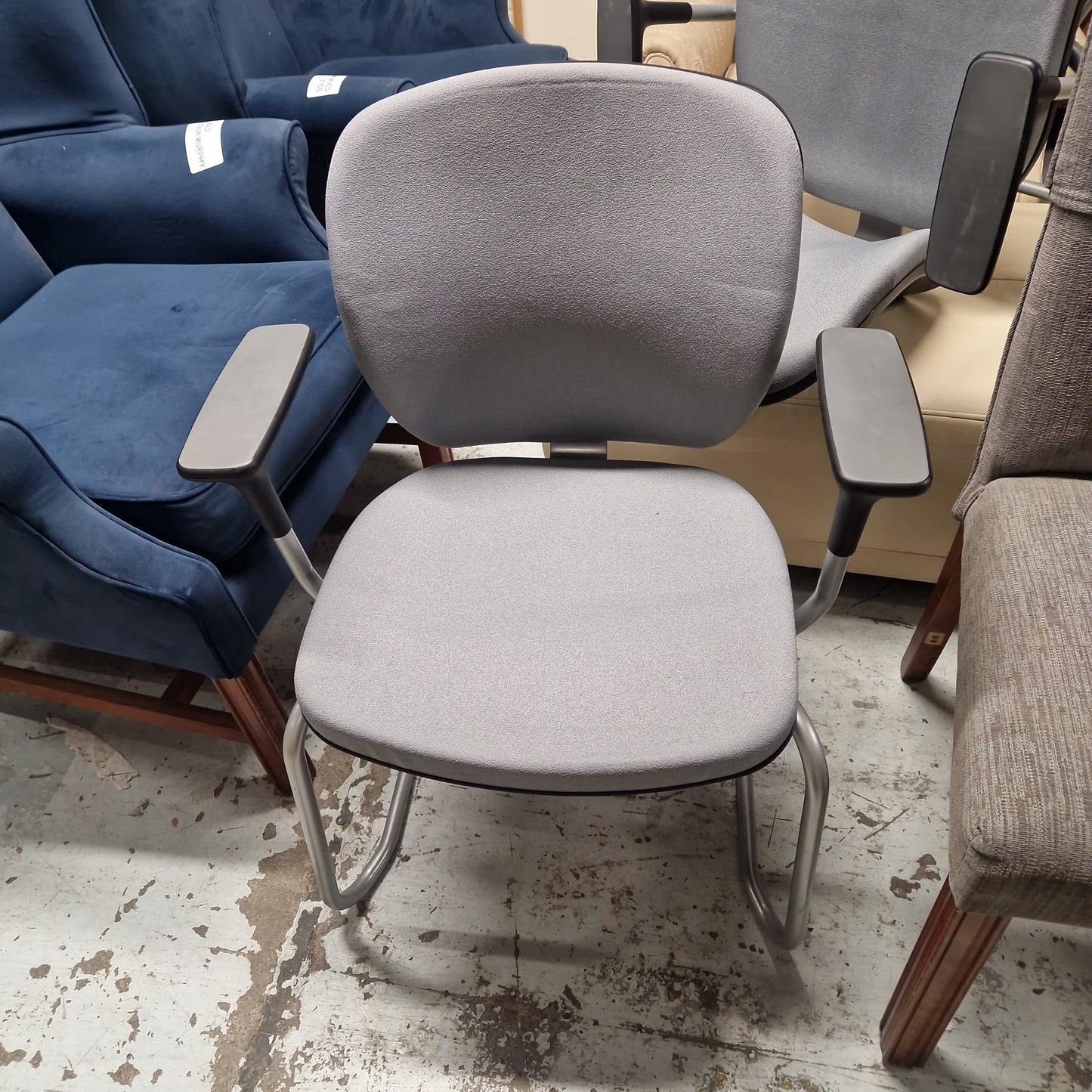 Orangebox Joy skid based meeting chairs grey fabric seat and back cw arms