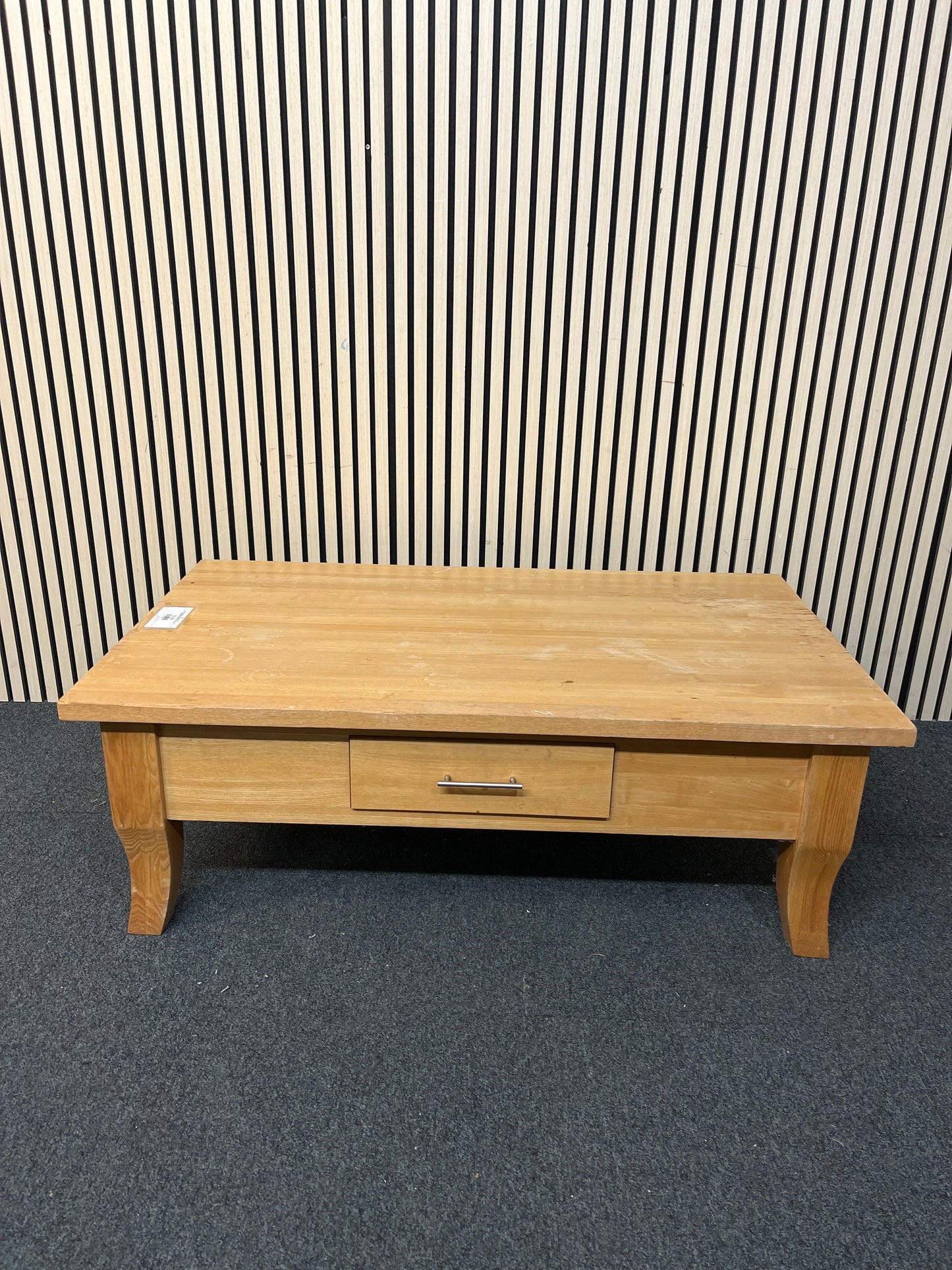 Oak low rectangular coffee table with drawers, heat marked top (H 43 x W 120 x D 70 cm) 2425