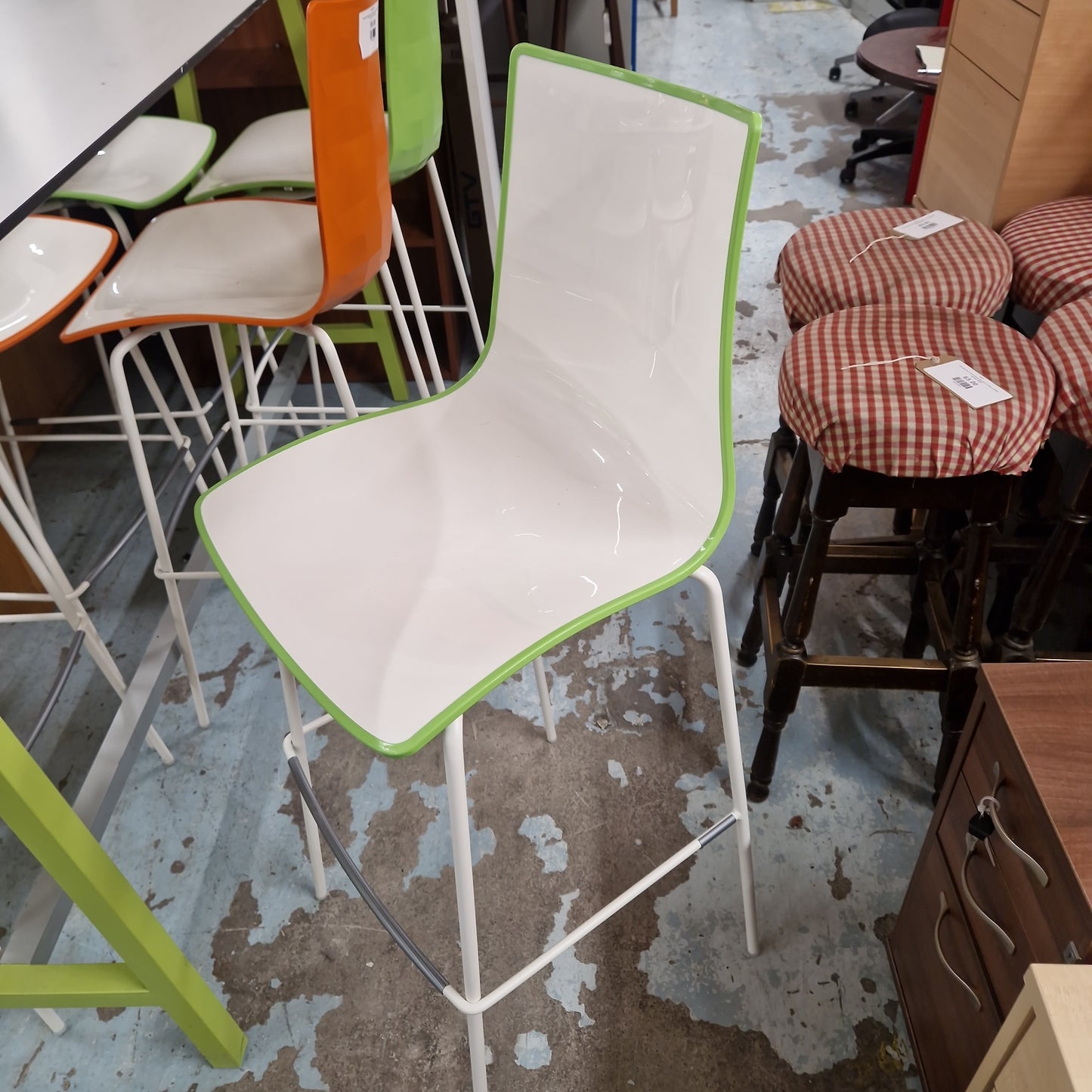 Gecko shell dining stool with anthracite, white or chrome legs - choice of colours