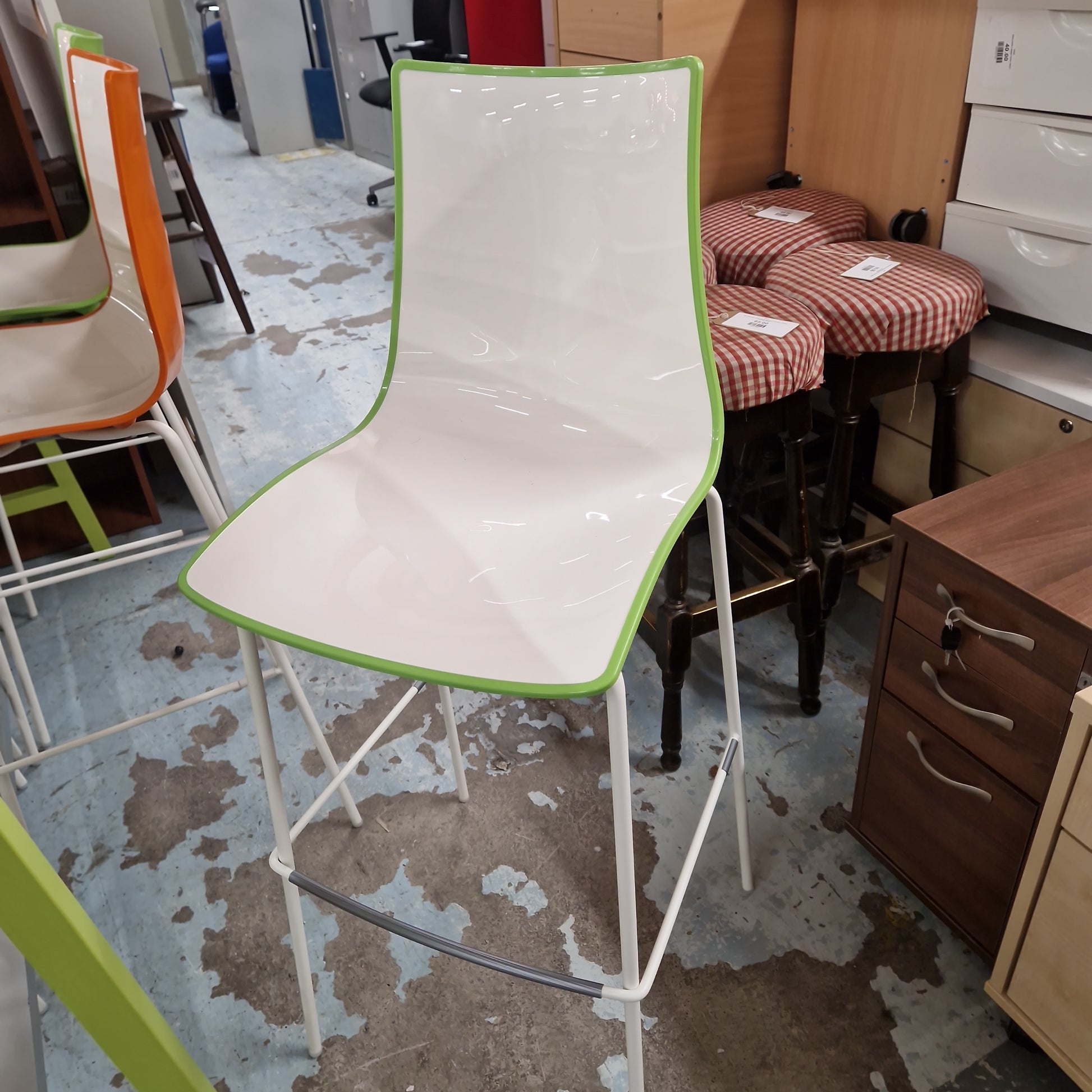 Gecko shell dining stool with anthracite, white or chrome legs - choice of colours