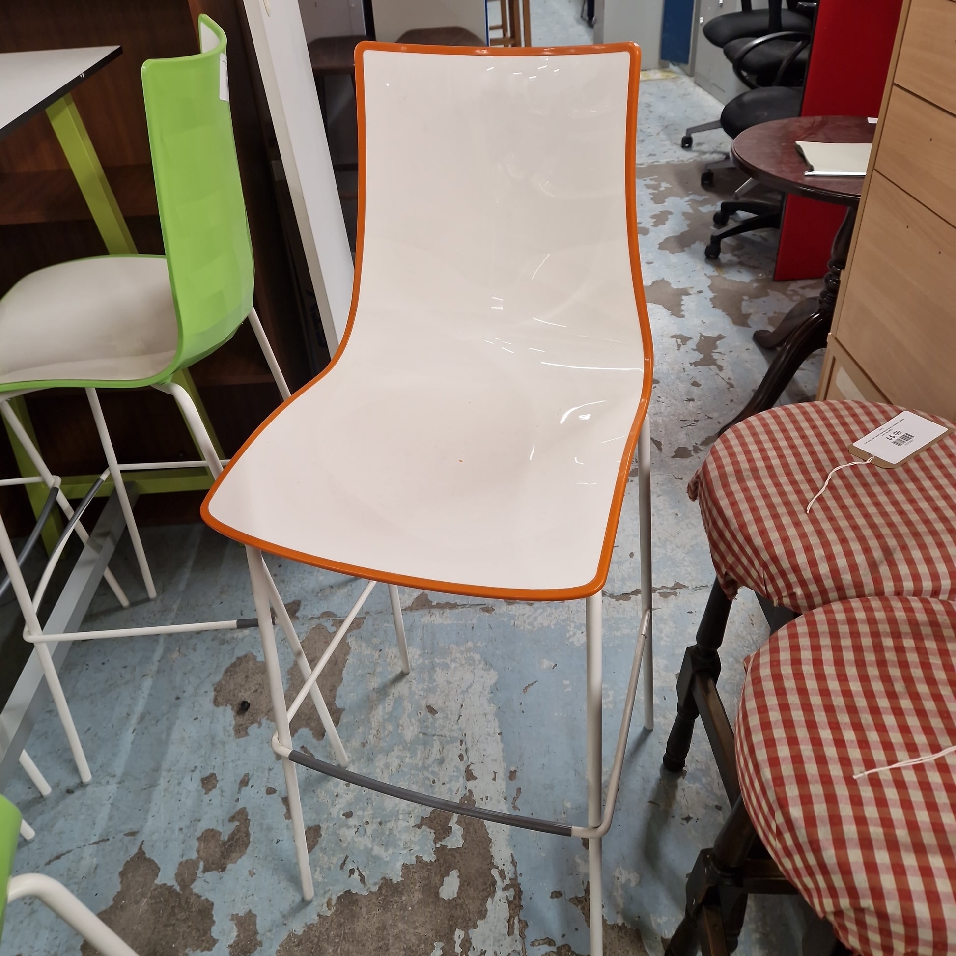 Gecko shell dining stool with anthracite, white or chrome legs - choice of colours