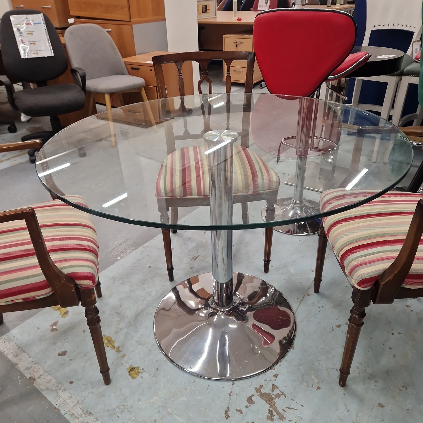 1000 wide toughened glass circular table with polished metal central base