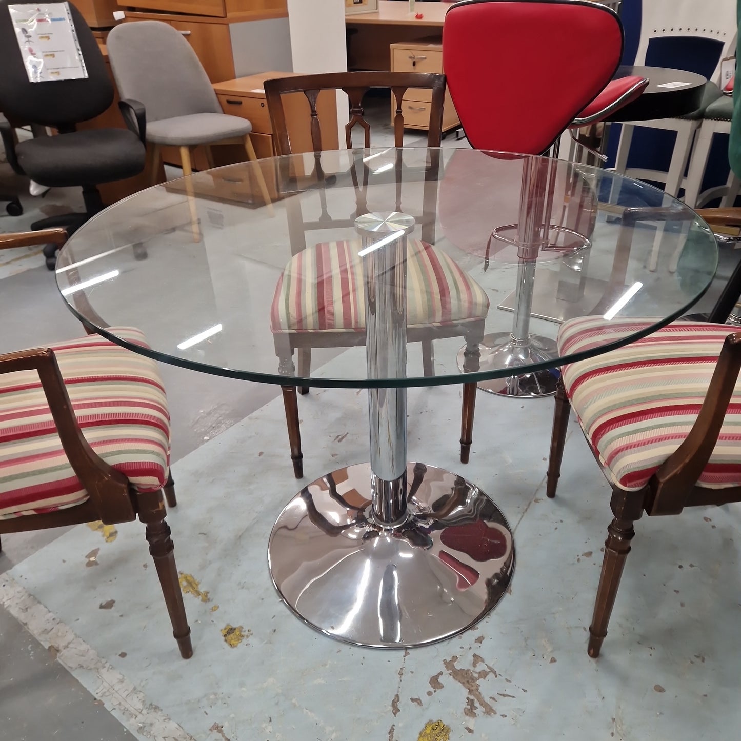 1000 wide toughened glass circular table with polished metal central base