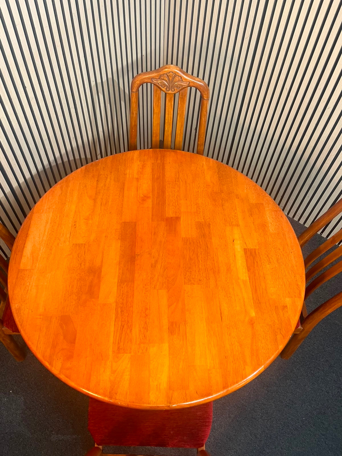 Cherry stained circular kitchen table, central coulmn base (106 cm in diameter)with 4 no. matching chairs with wine seat fabric 43346