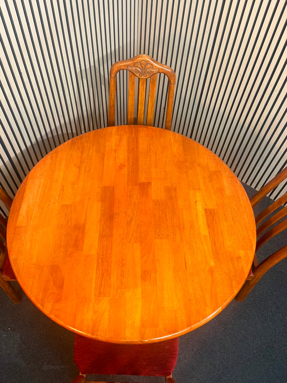 Cherry stained circular kitchen table, central coulmn base (106 cm in diameter)with 4 no. matching chairs with wine seat fabric 43346