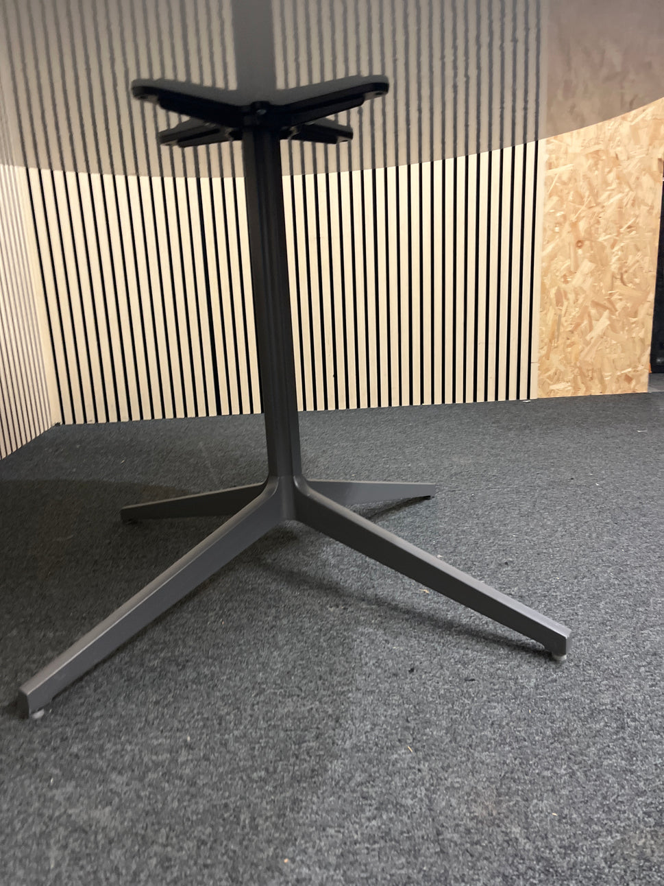 Black laminate circular kitchen table, central base (120 cm) 1425