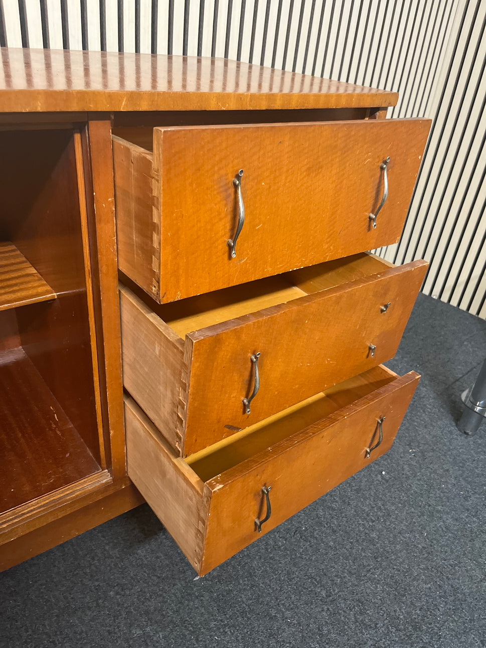 Retro teak stained 2 door 3 drawer glass fronted sideboard (H 83 x W 152 x D 44 cm) 2325