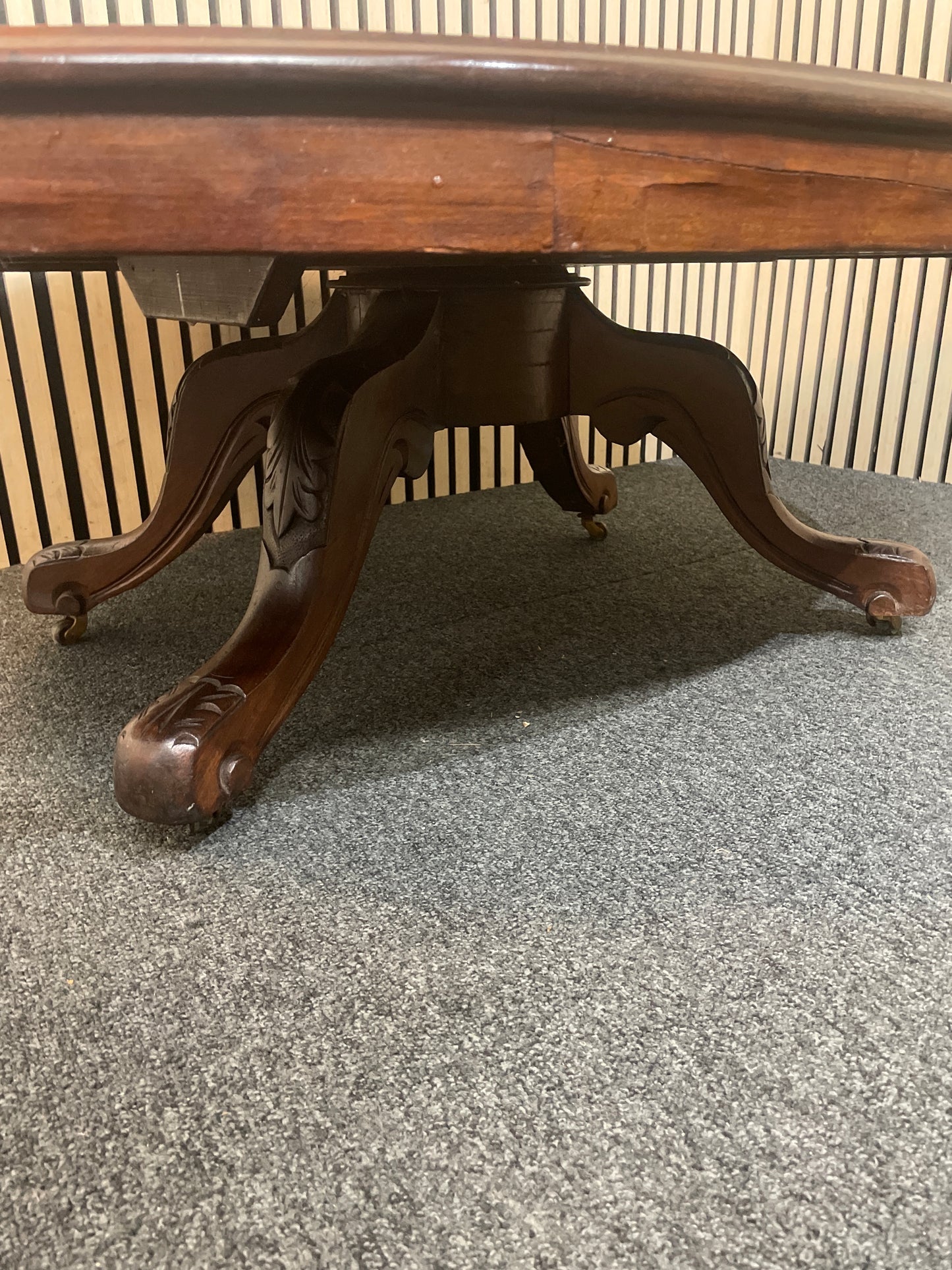 Antique oval low mahogany coffee table with splayed legs (H 44 x W 132 x D 97 cm) 3126